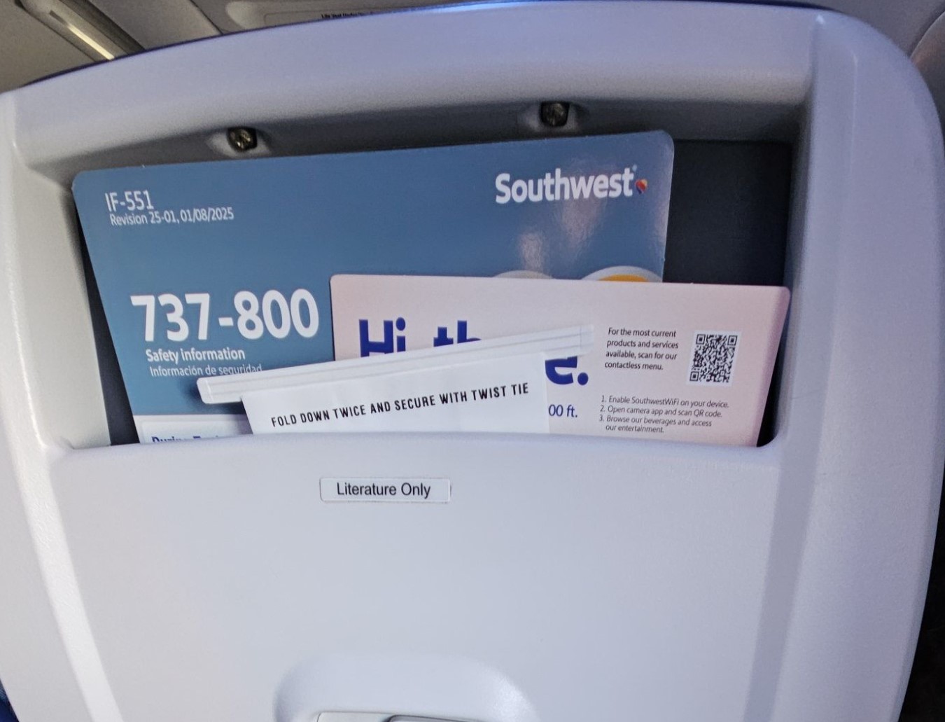 letalski sedež, vijaki, oči, iluzija, viralno, Facebook