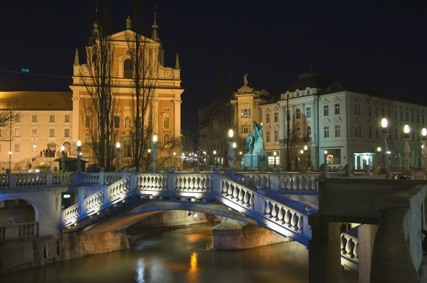 Ljubljana ponoči, Prešernov trg, Tromostovje. zima