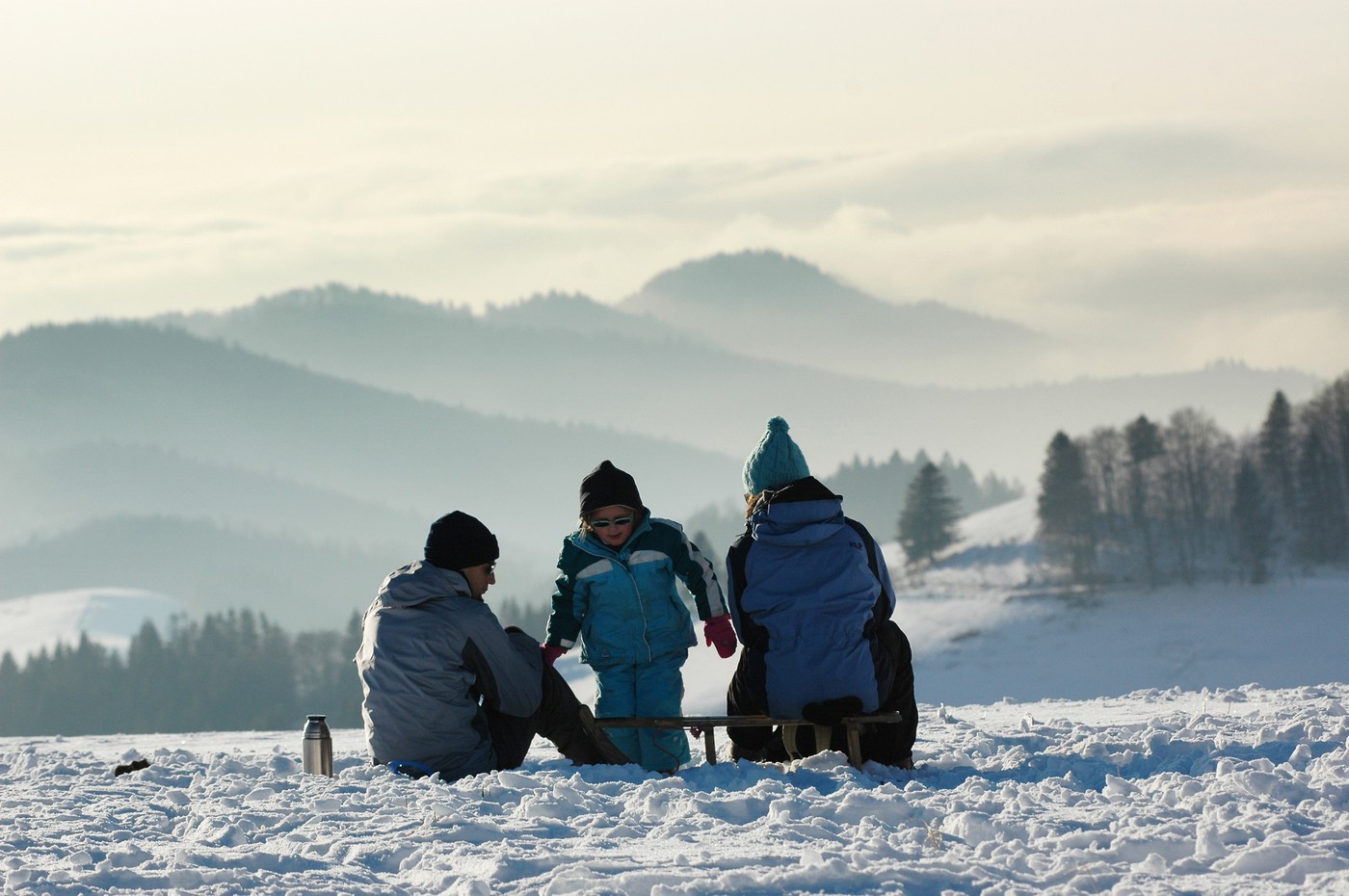 ZIMA, SNEG, OTROCI, POČITNICE