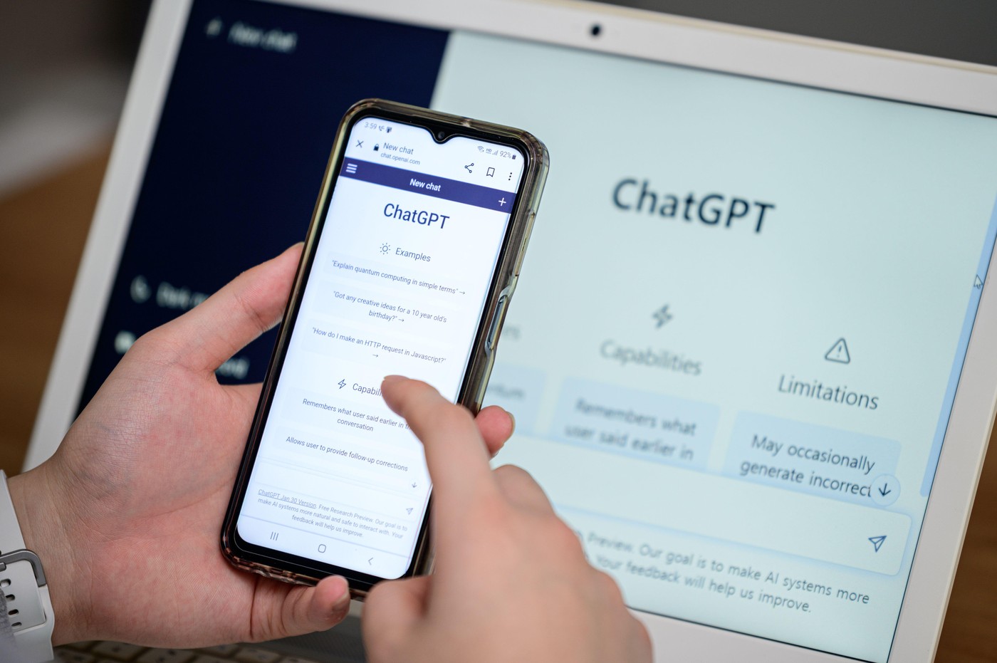 ChatGPT, umetna inteligenca, prenosni računalnik, prenosnik, mobilni telefon