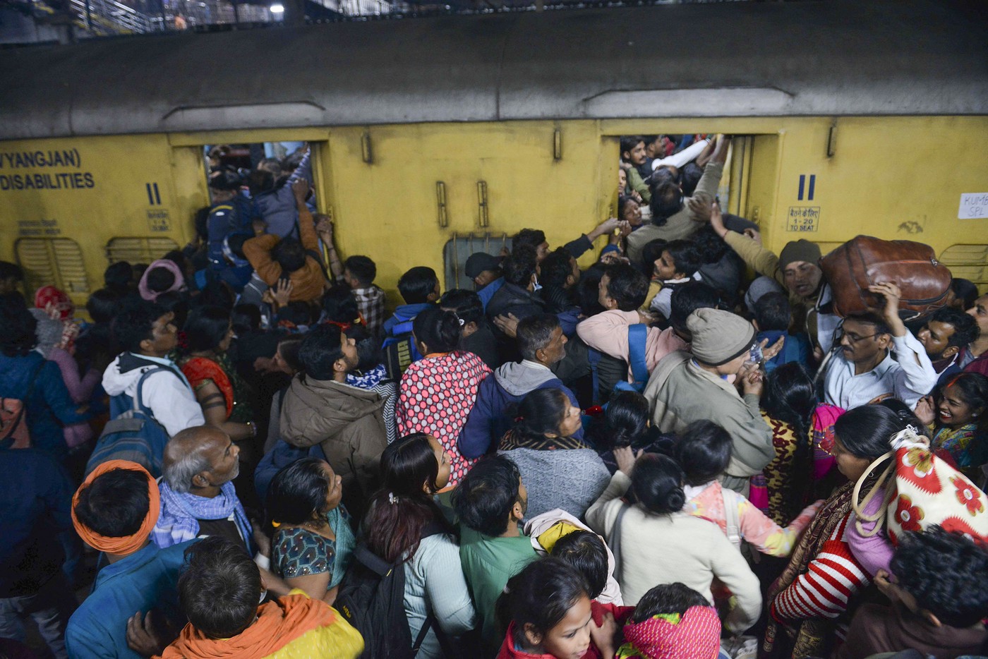 stampedo, indija, železniška postaja