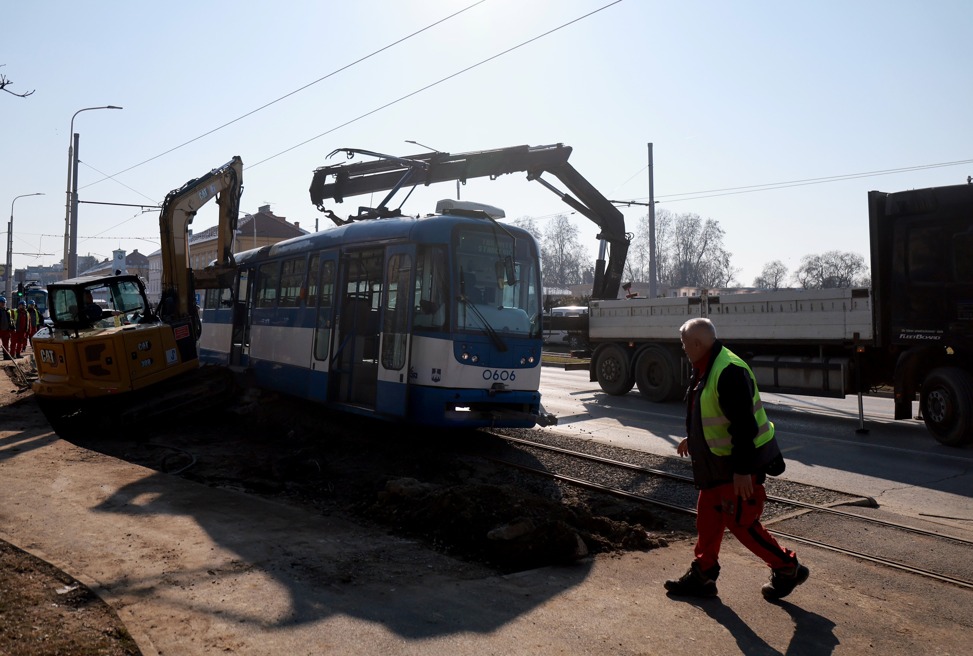 Bager je zadel tramvaj