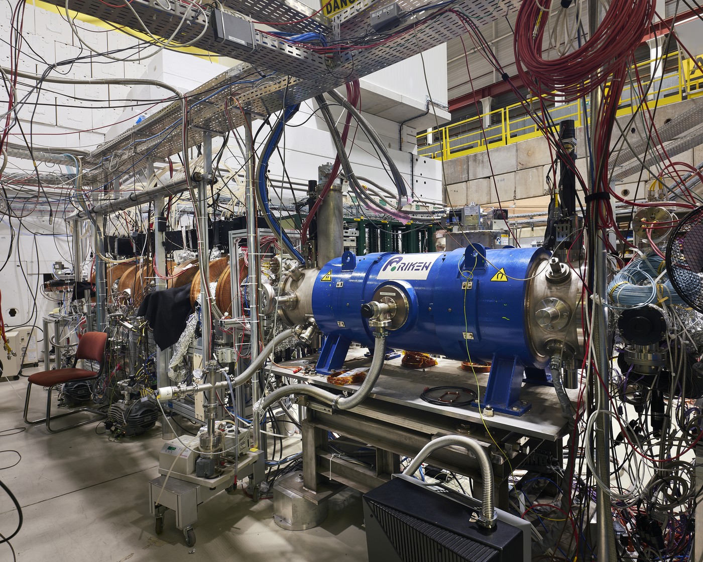 Tovarna anitmaterije, CERN, pospeševalnik, antimaterija,, antisnov, fizika