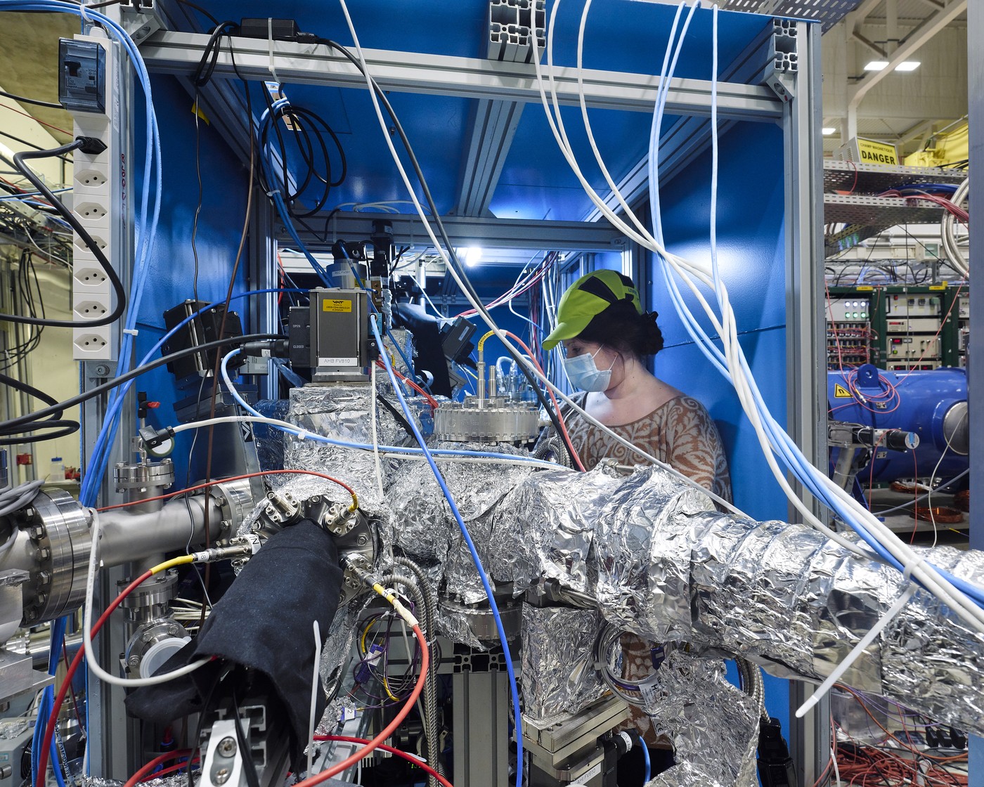 Tovarna anitmaterije, CERN, pospeševalnik, antimaterija,, antisnov, fizika