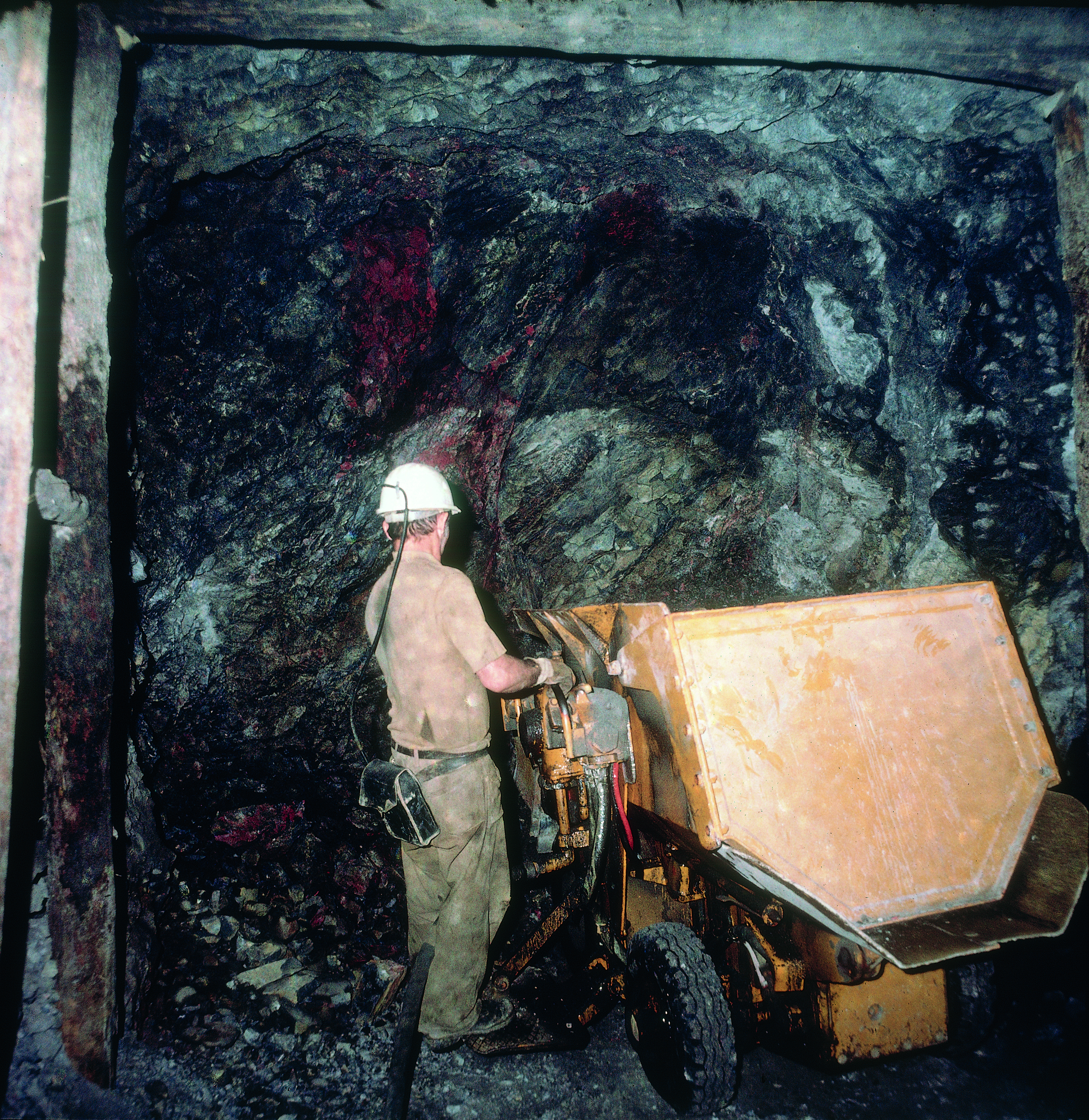 Rudar na odkopu za zasip odkopane etažne proge (Foto: Jože Rupnik, arhiv CUDHg Idrija)