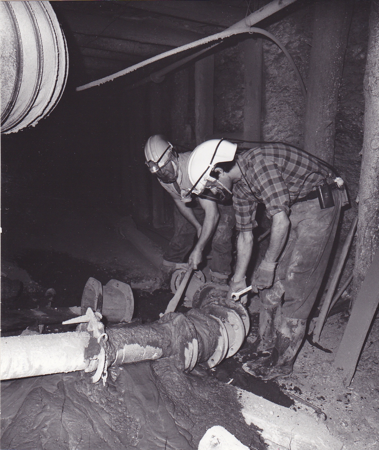 Priprava za zasip odkopane etažne proge, 1986 (Foto Jože Rupnik, arhiv CUDHg Idrija)