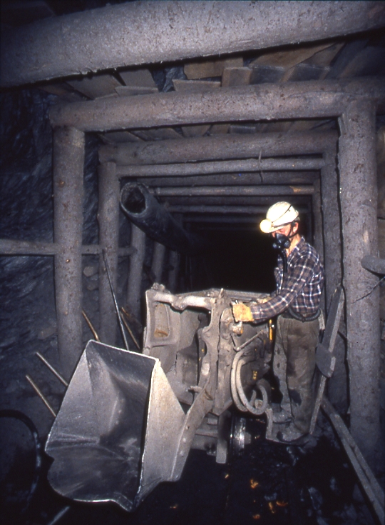 7_obdobje 1984-1994_rudar nakladanje odminirane Hg rude_foto Bogdan Kladnik_arhiv CUDHg Idrija