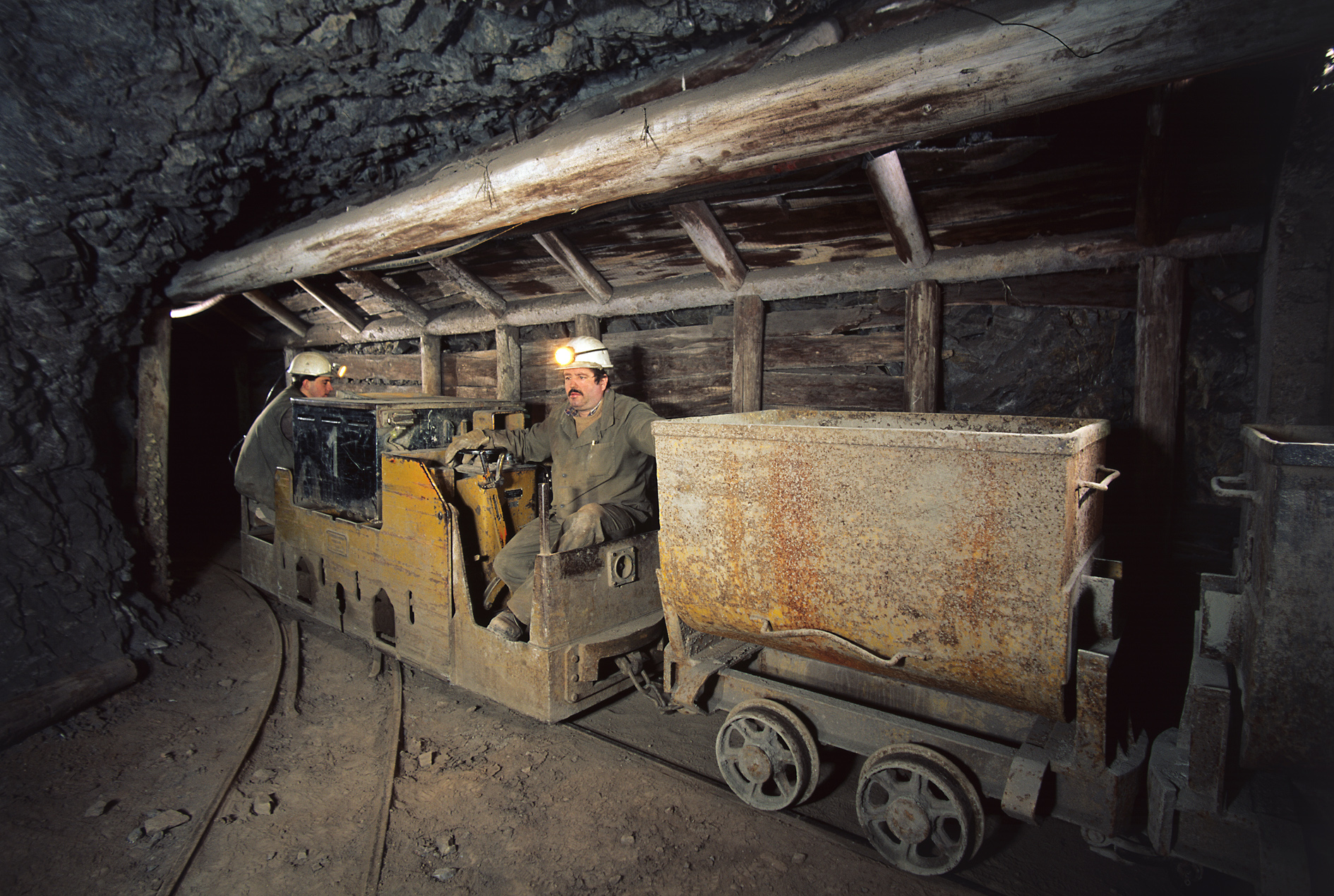 9_obdobje 1984-1994_rudarja lokomotivski transport Hg rude_foto Bogdan Kladnik_arhiv CUDHg Idrija