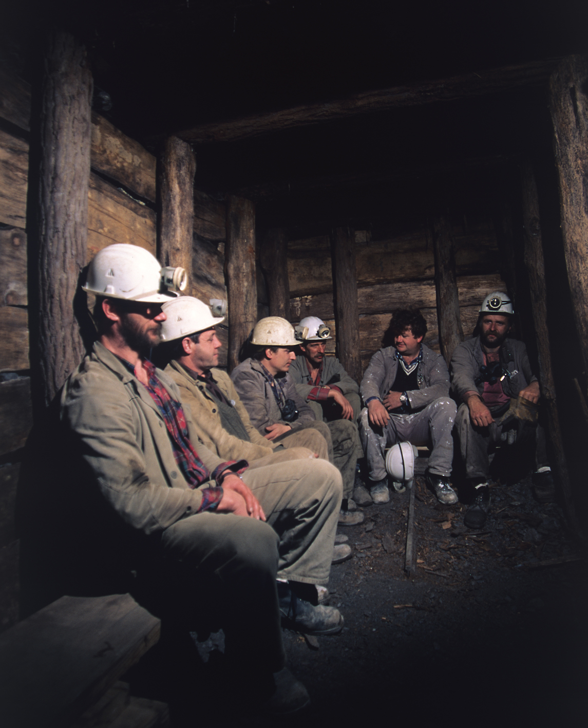 10_obdobje 1984-1994_rudarji počitek v jami_foto Bogdan Kladnik_arhiv CUDHg Idrija