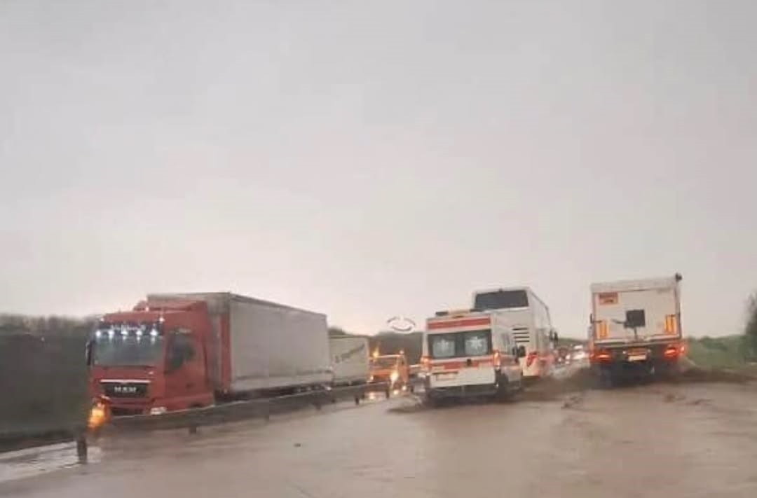 Kamion delimično propao kroz asfalt tokom nevremena na autoputu kod Smedereva. Saobraćaj je i dalje veoma otežan