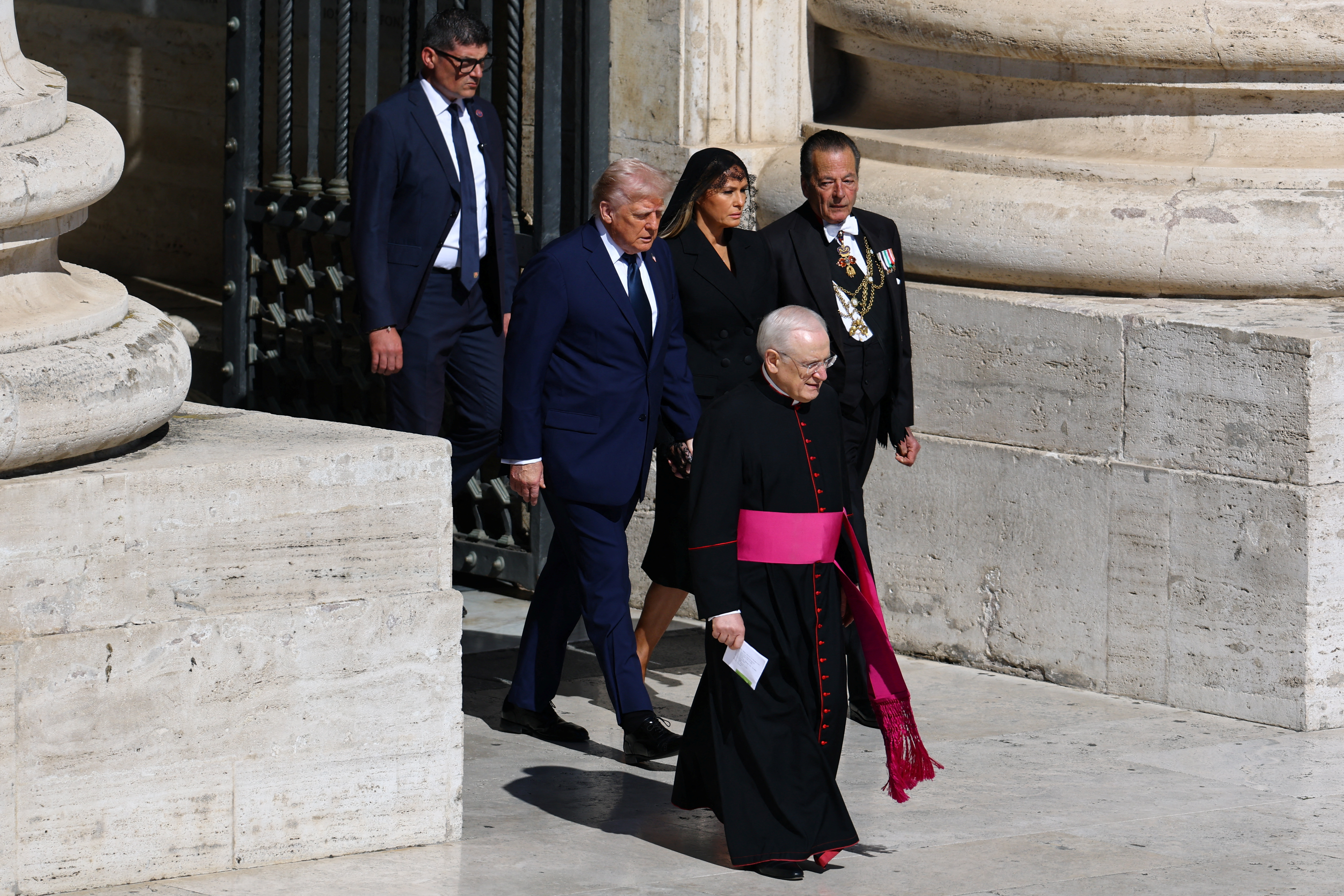donald trump in melania trump na pogrebu papeža