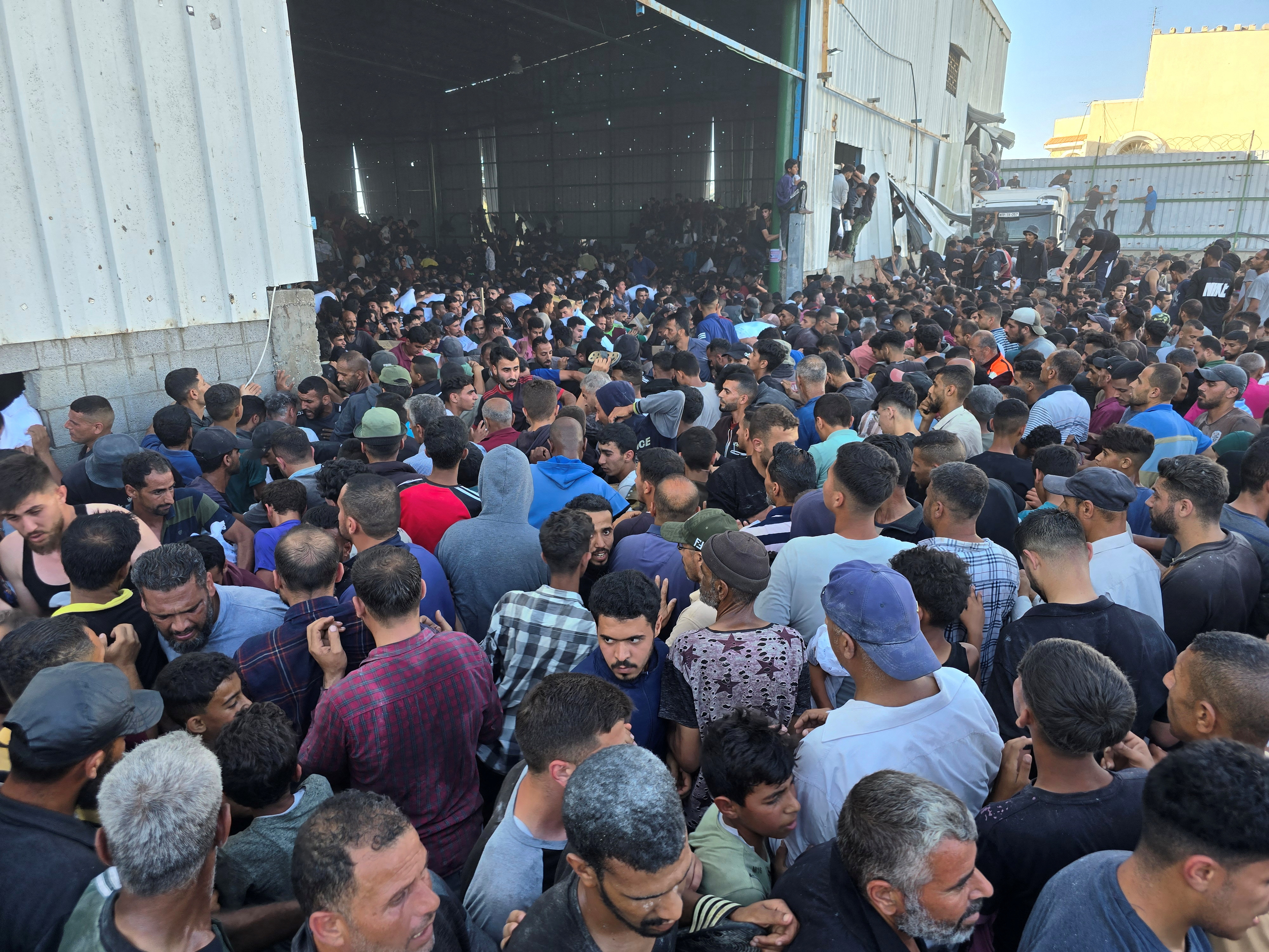 Množica lačnih Palestincev vdrla v skladišče Svetovnega programa za hrano