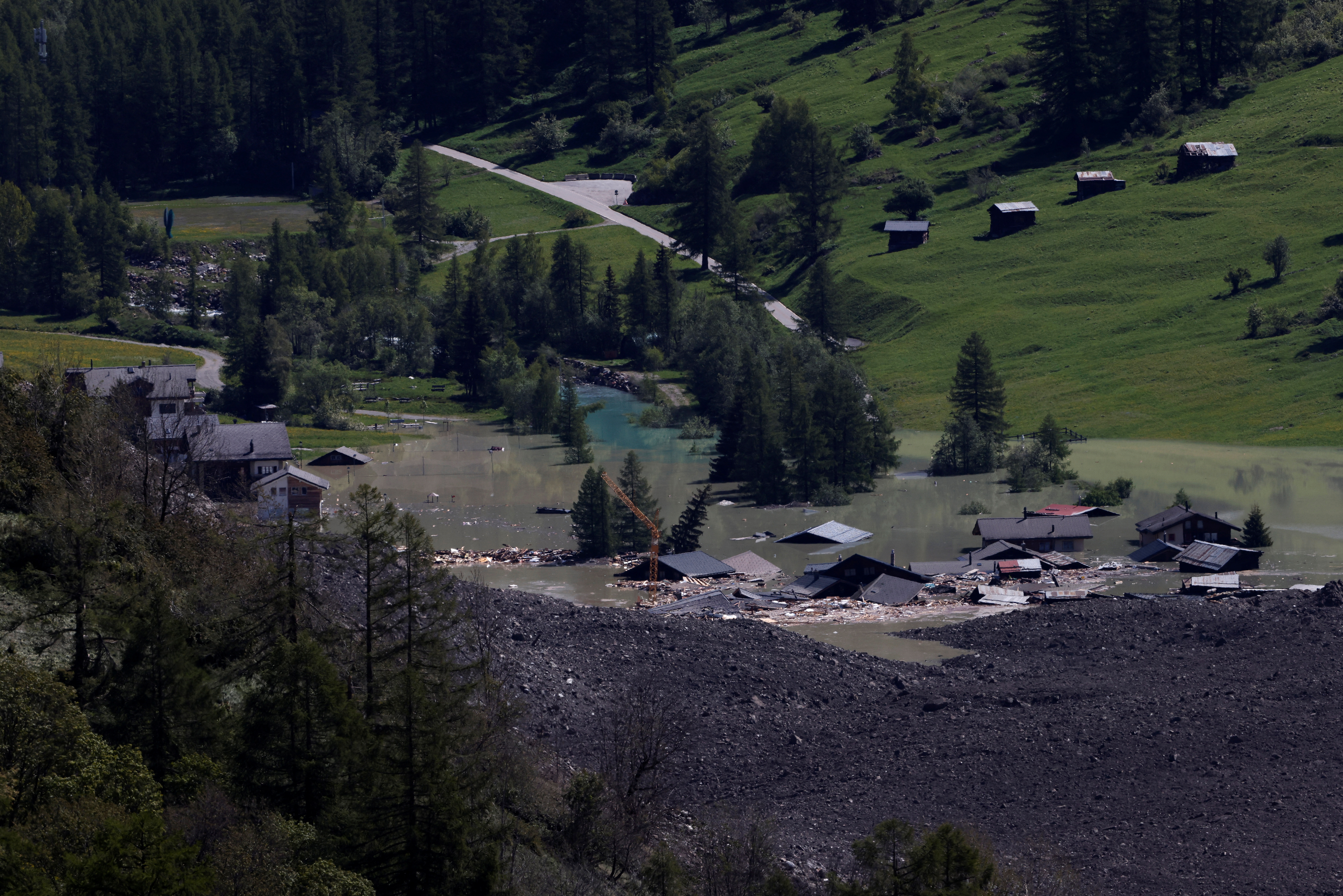 V švicarskih alpah plaz zasul vas Blatten