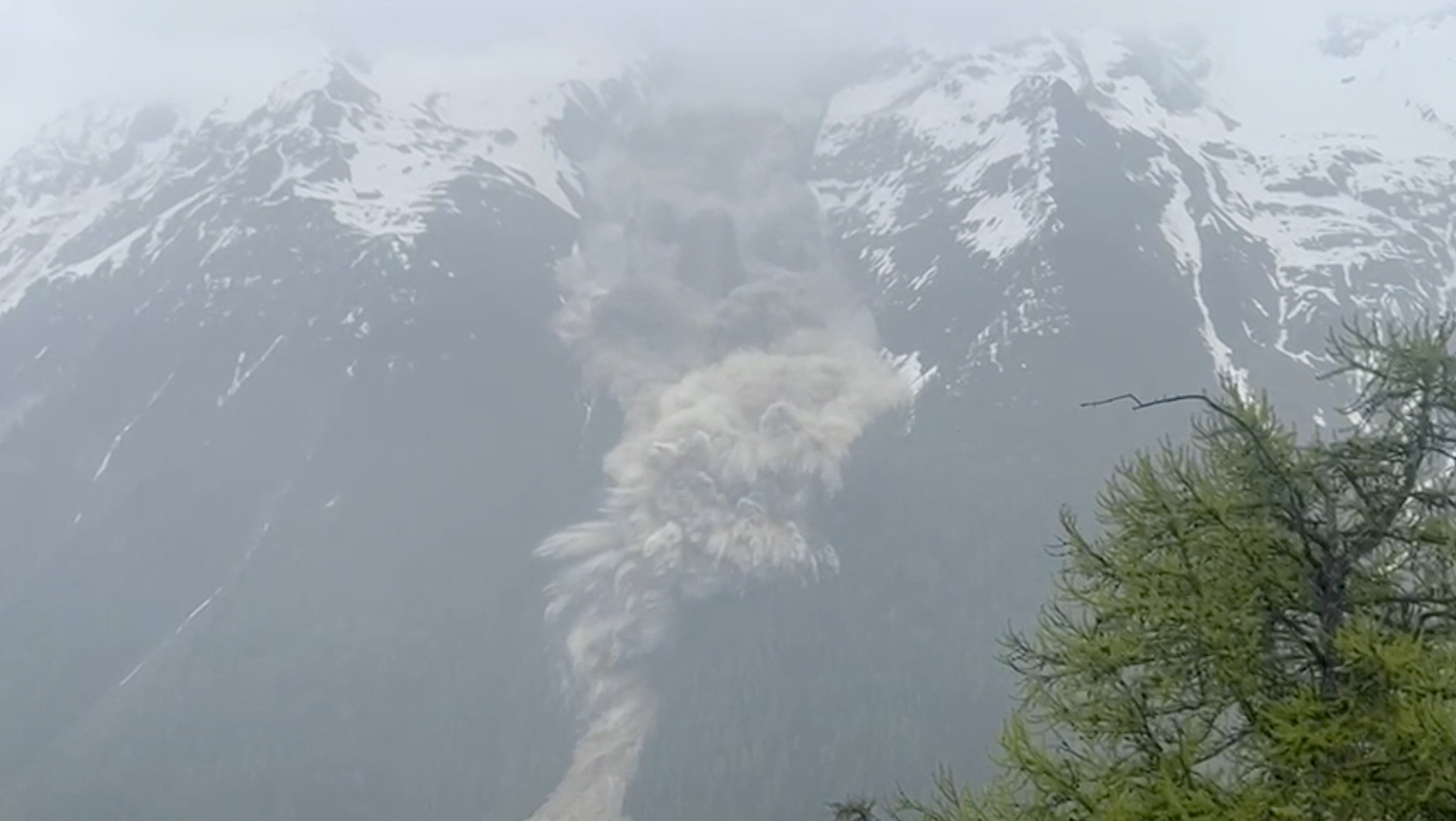 V švicarskih alpah plaz zasul vas Blatten