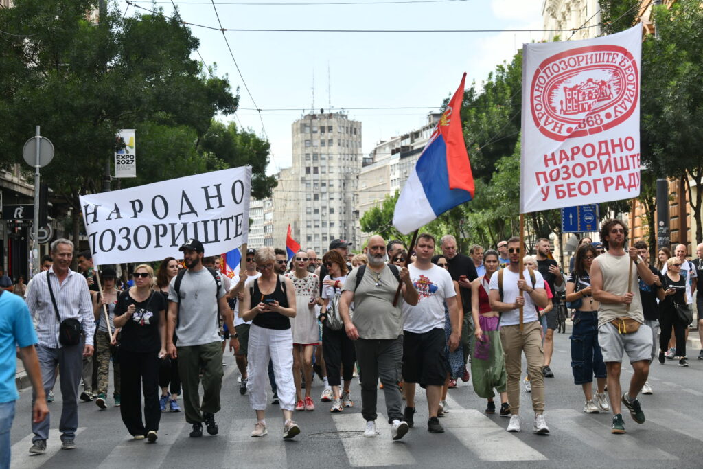 V Beogradu se zbirajo protestniki