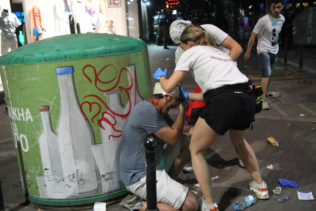 Poškodovani med protestom v Beogradu