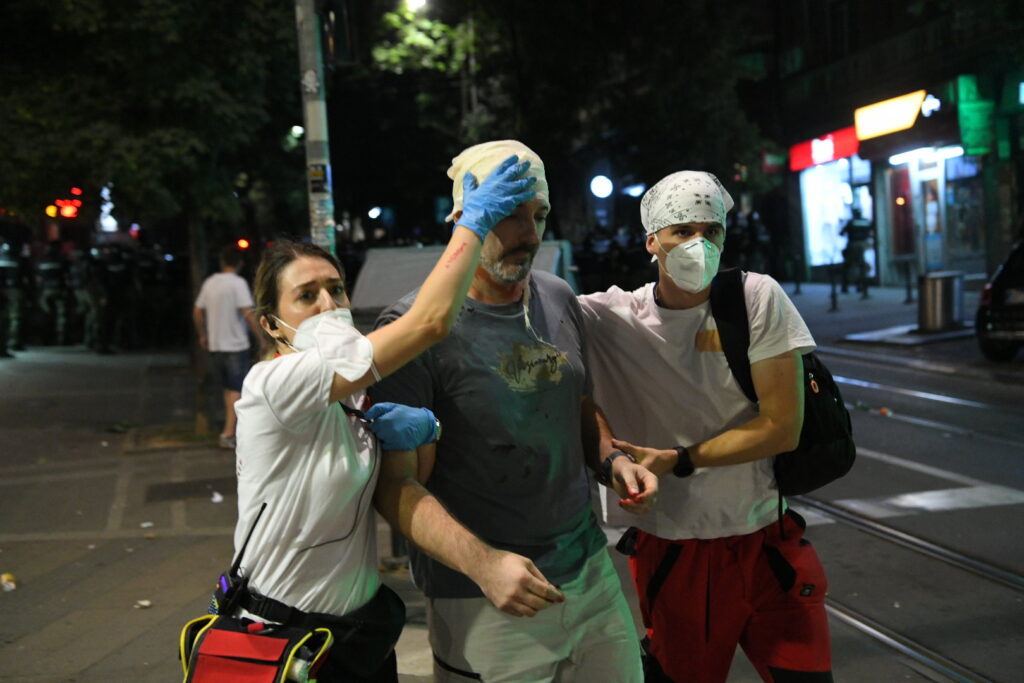 Poškodovani med protestom v Beogradu