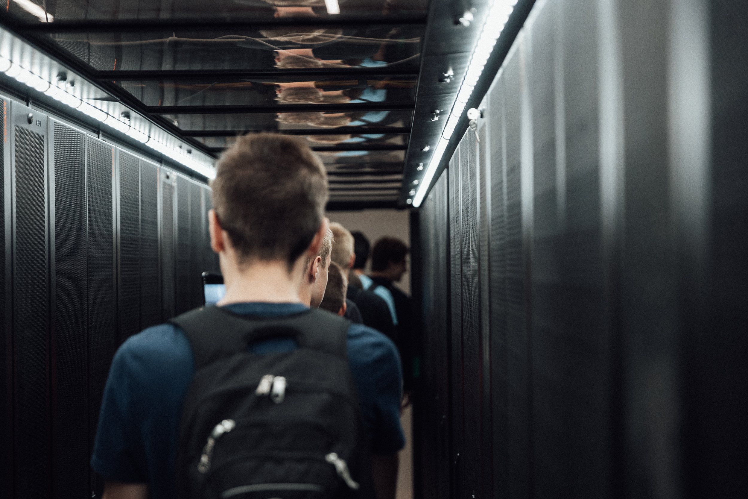 Dijaki so si na Telemachu ogledali največji podatkovni center v Sloveniji(1)