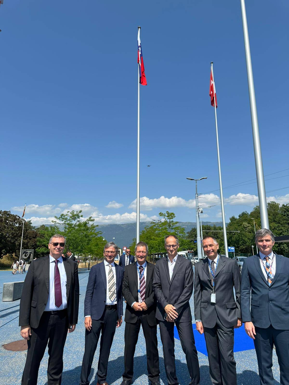 SlovenskI znanstveniki iz IJS na dvigu zastave v Cernu Foto IJS POLONA STRNAD