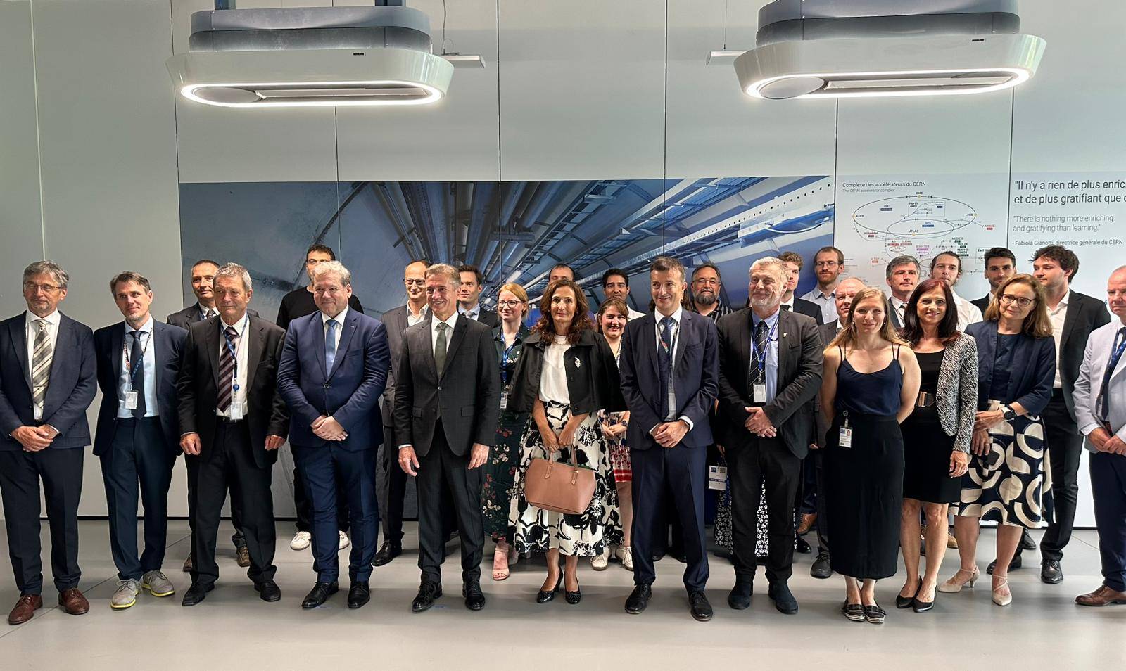 Slovenska delegacija s slovenskimi znanstveniki v Cernu dvig zastave Foto IJS POLONA STRNAD