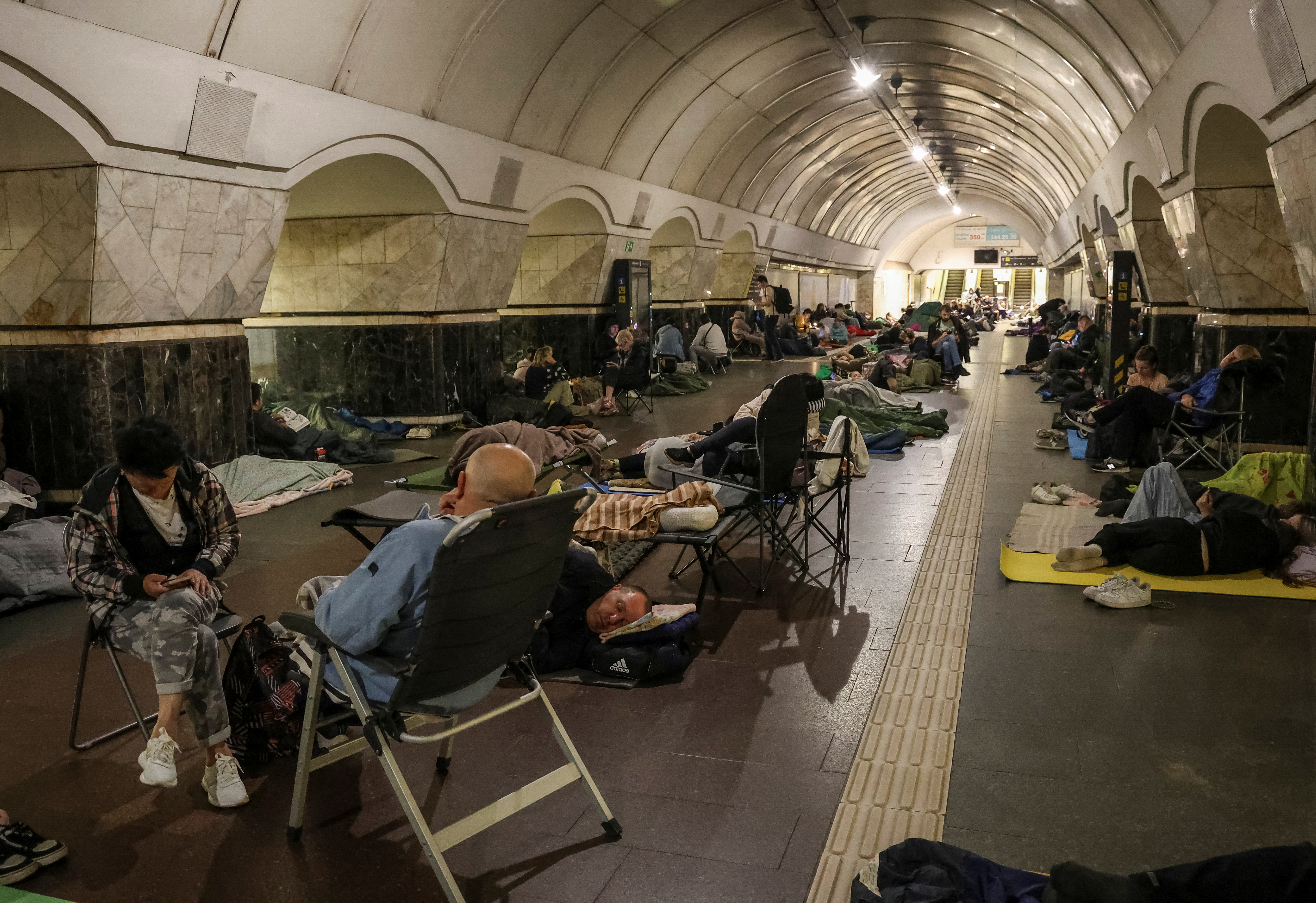 Ljudje so zatočišče pred napadi poiskali na postaji kijevskega metroja