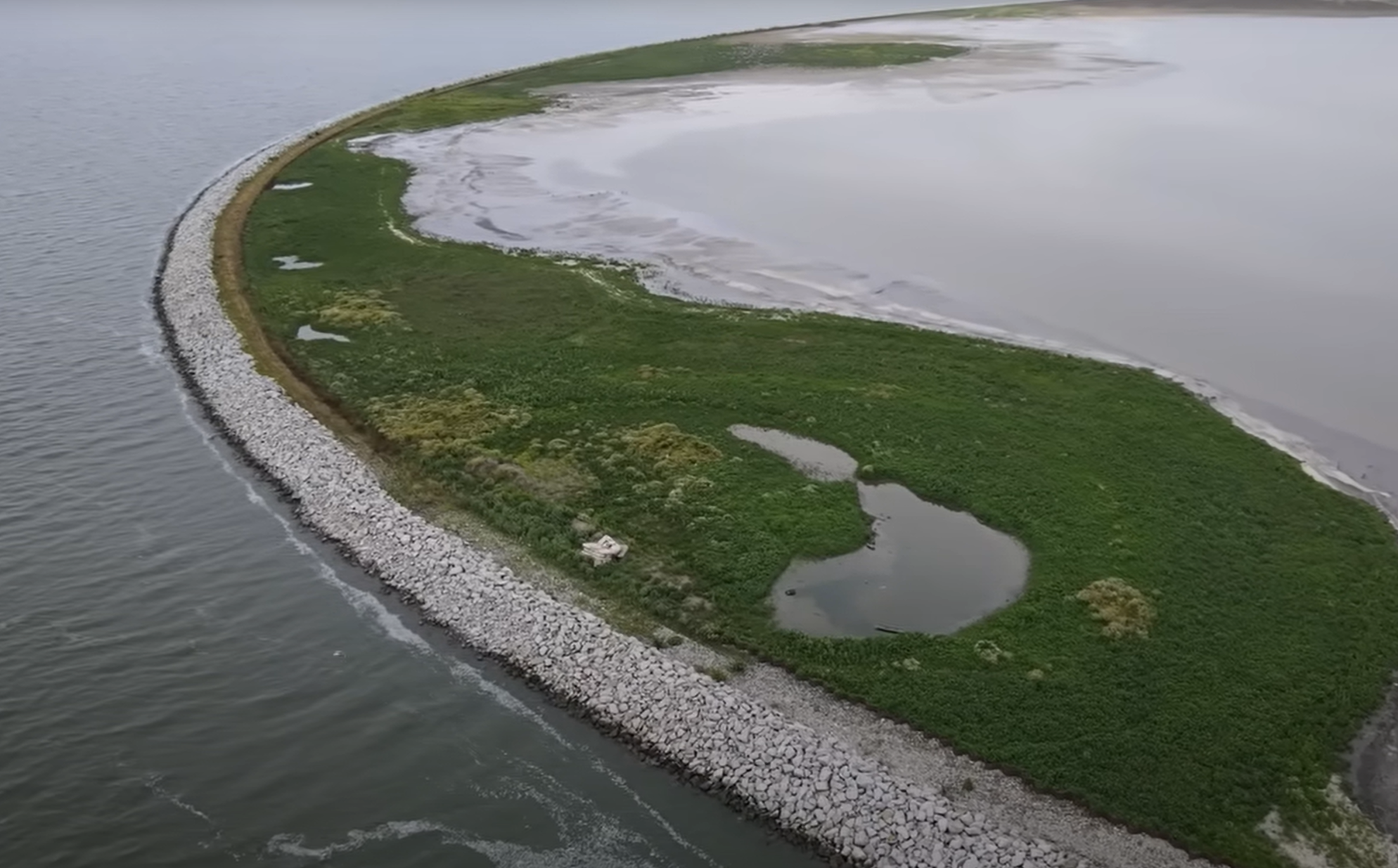 Estyjska umetni otok Poljska Viselski zaliv Foto Zajem zaslona YOUTUBE