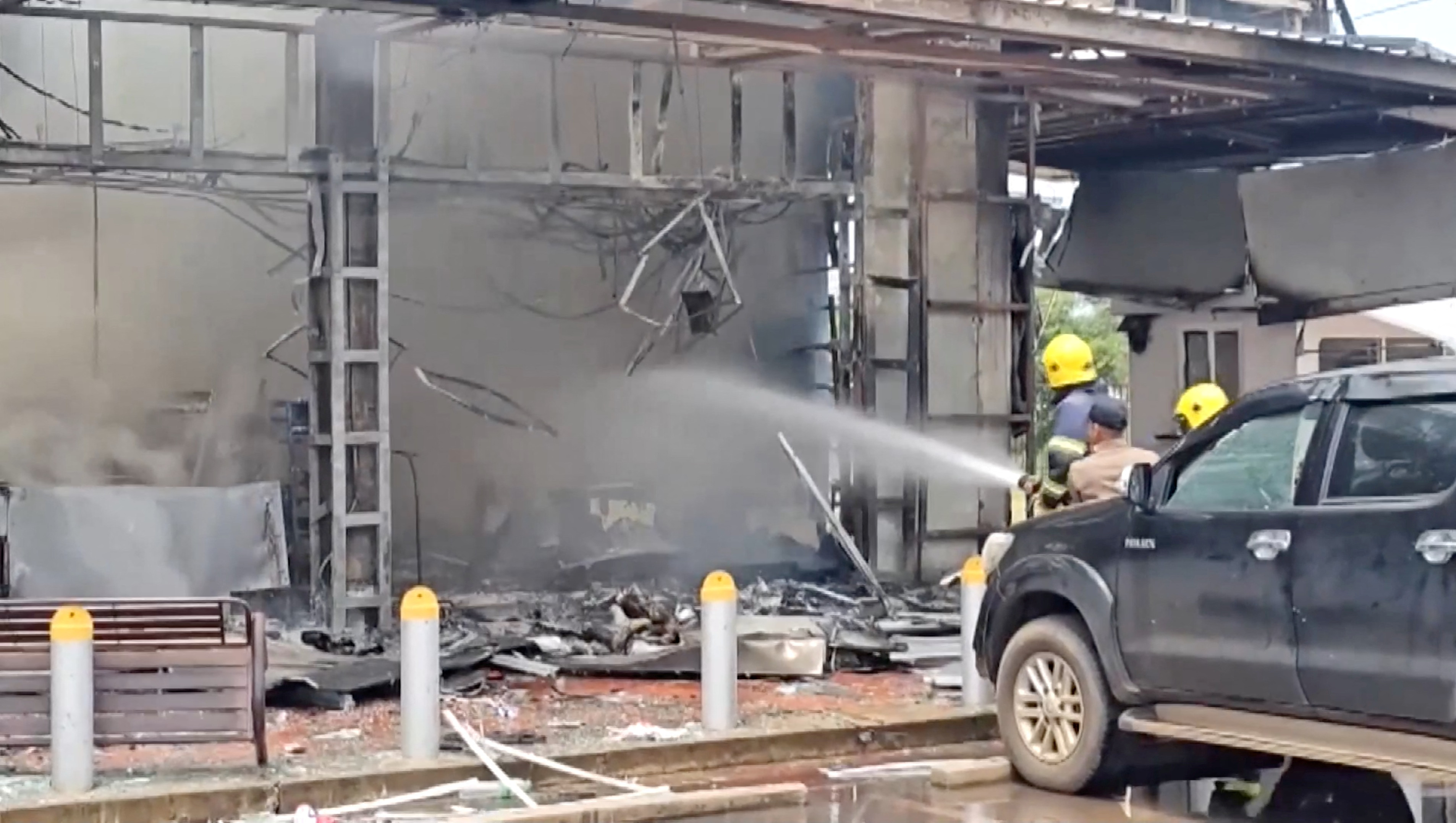 Gašenje požara po napadu na trgovino na Tajskem