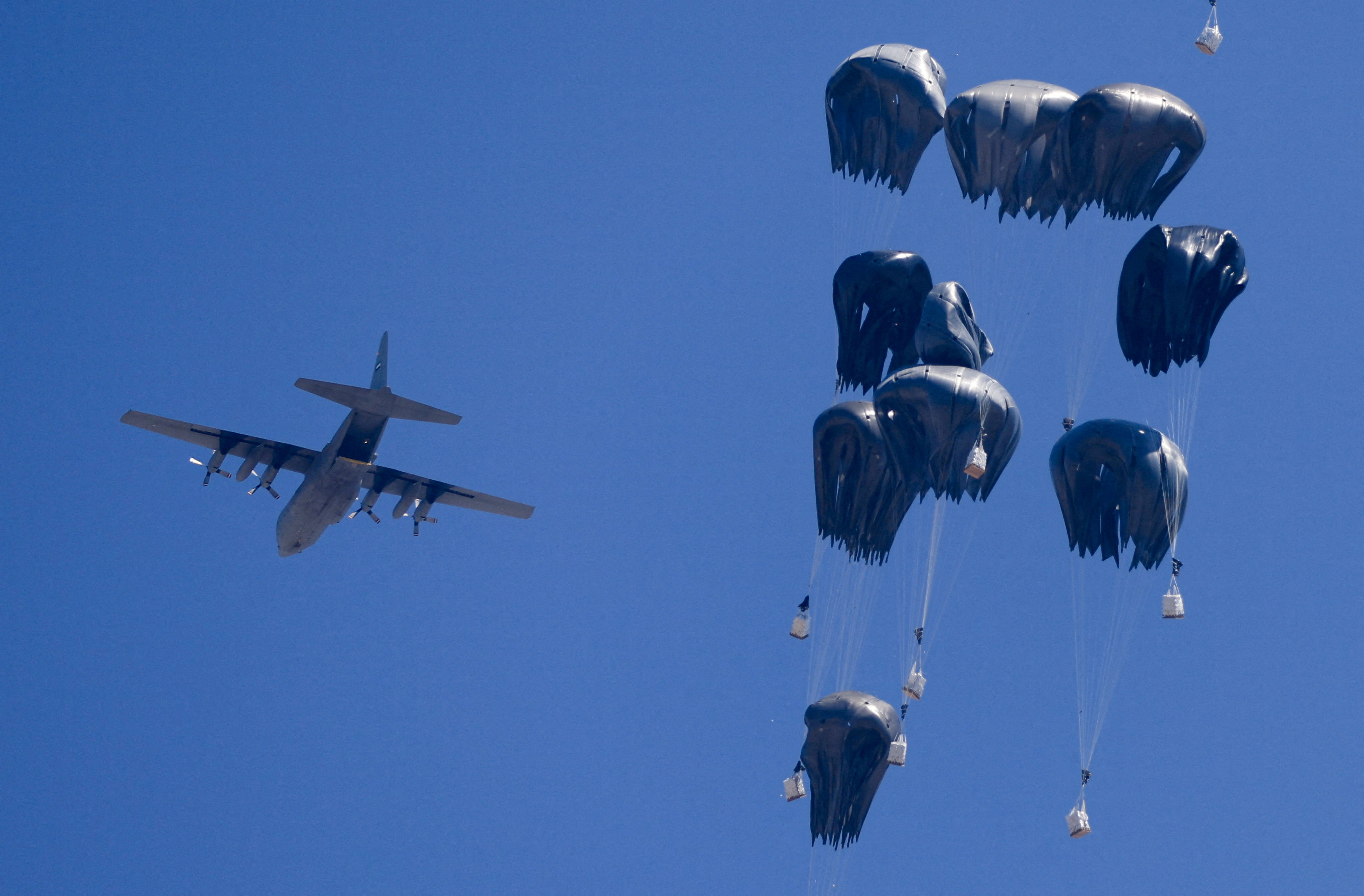 Letalo je nad Gazo odvrglo pakete humanitarne pomoči