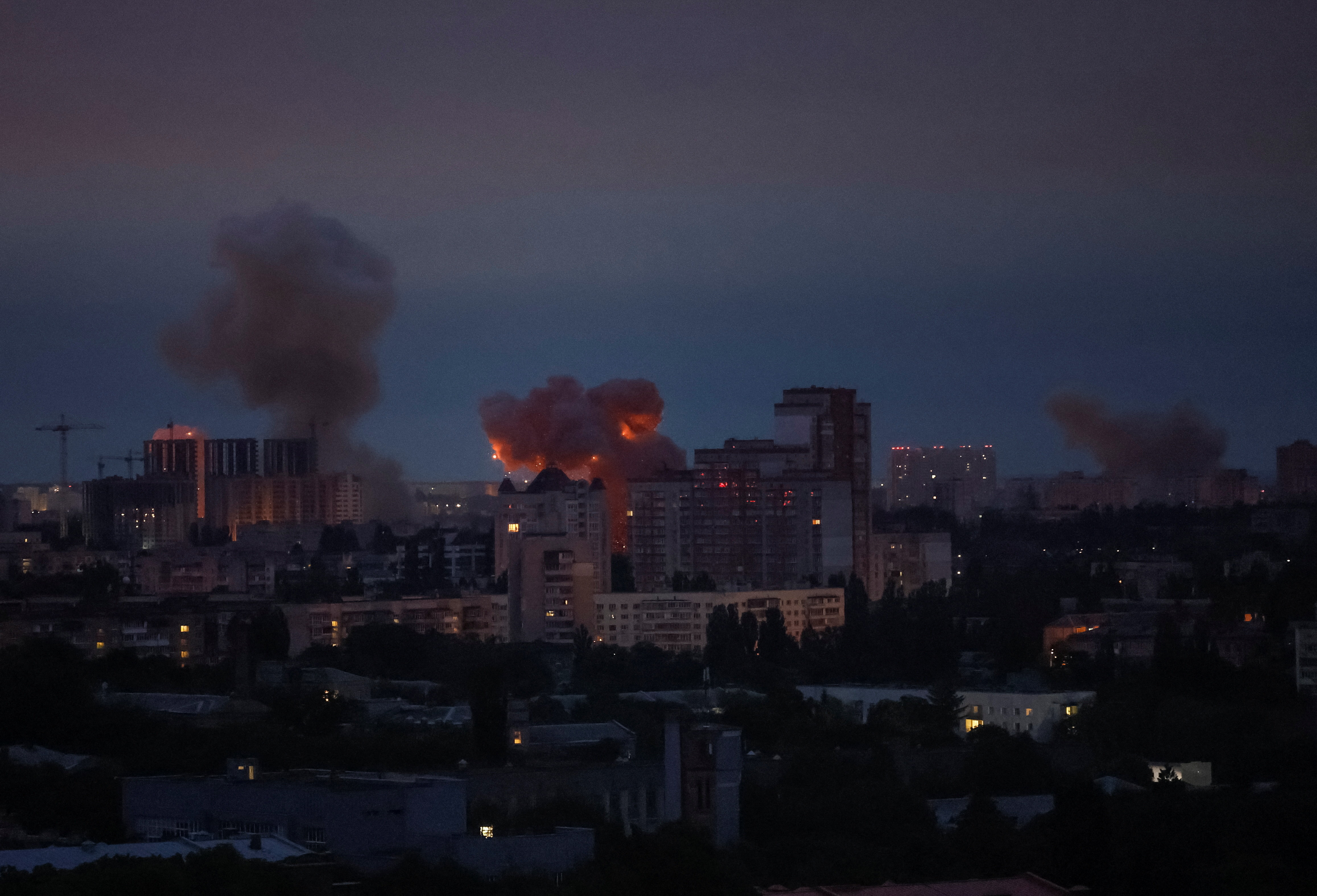Ogenj in dim po ruskem napadu na Kijev