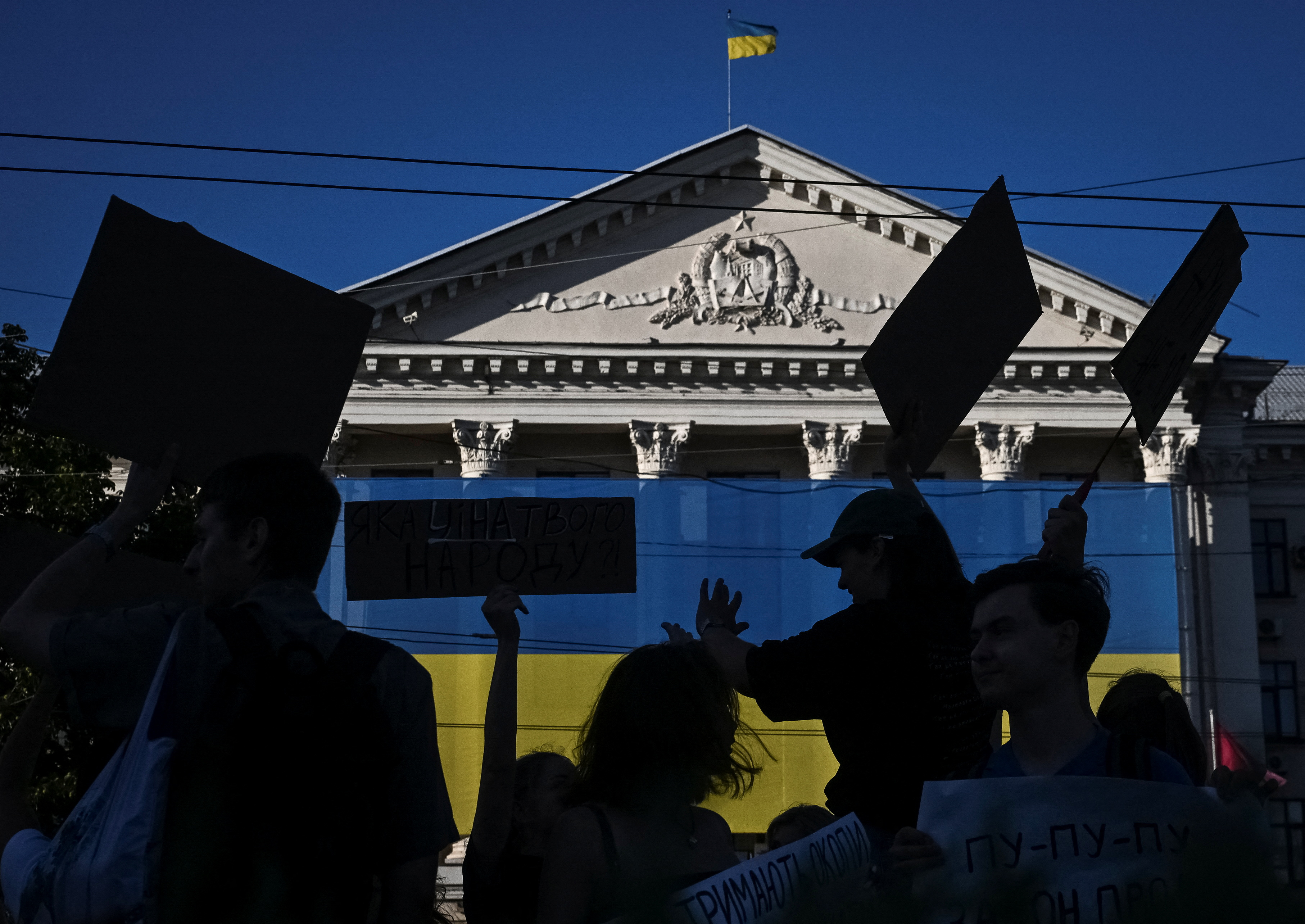 Protestniki pred ukrajinskim parlamentom