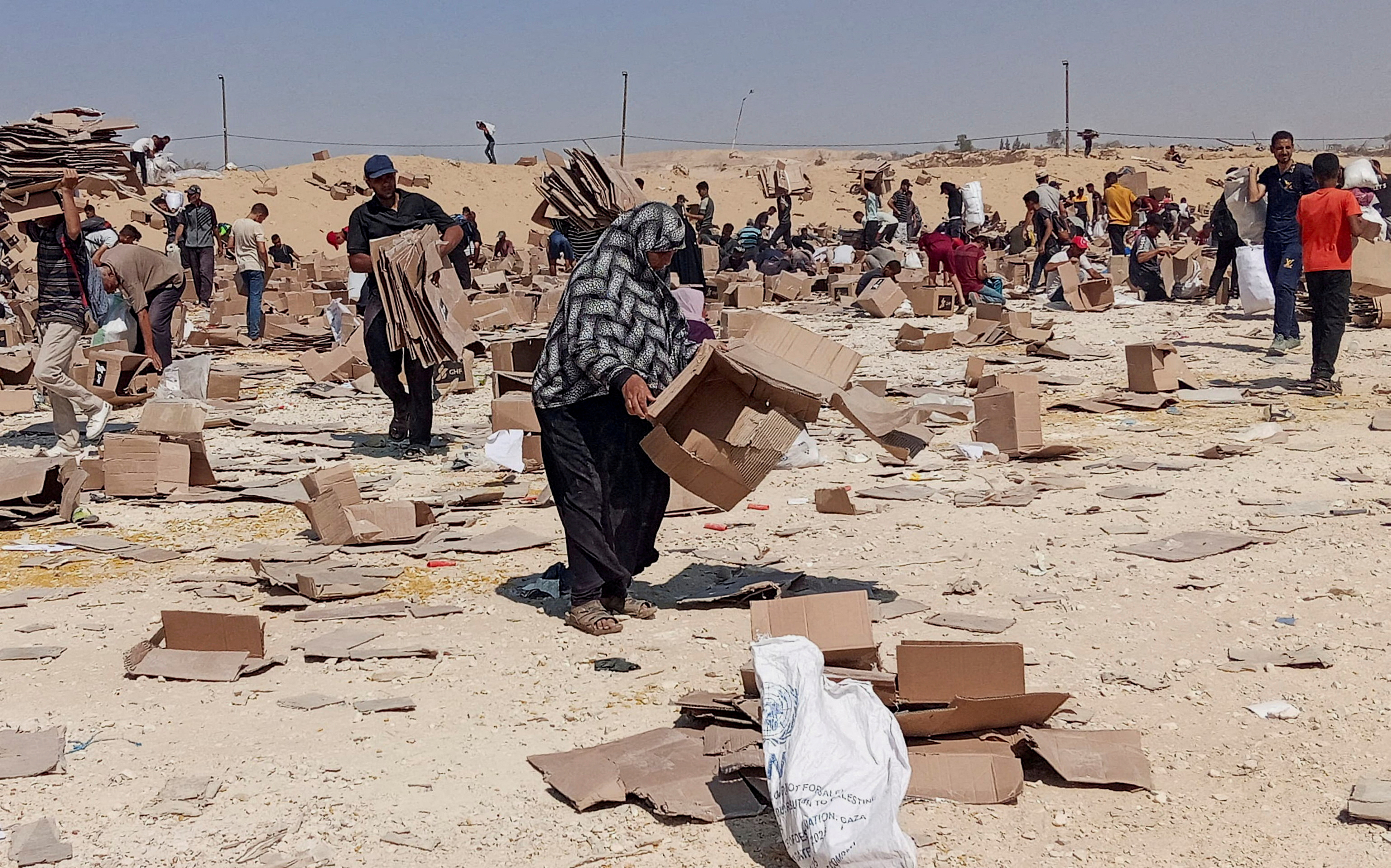 Palestinci v Gazi pobirajo ostanke pomoči
