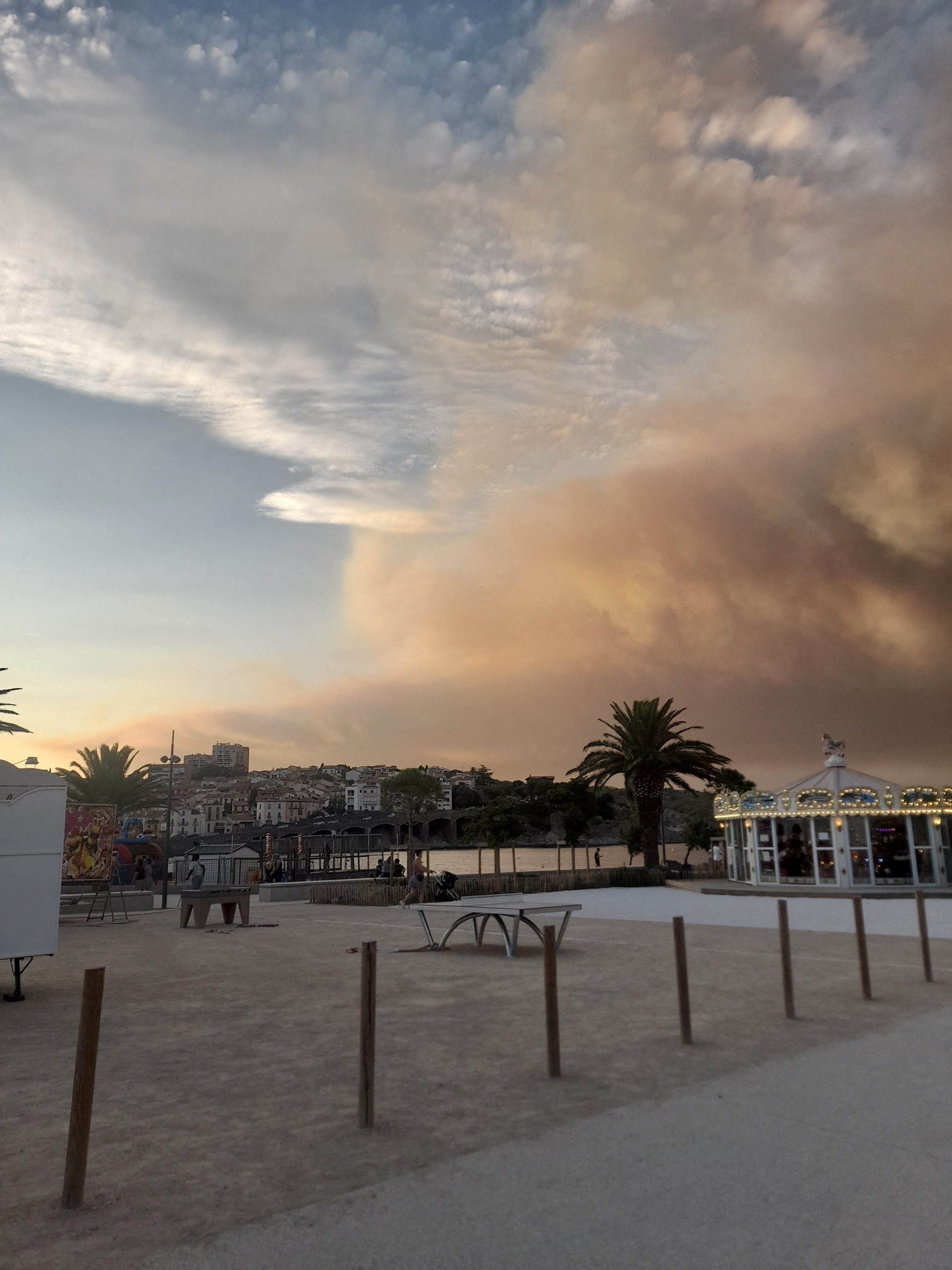 Dim gozdnega požara v Ribauteu.