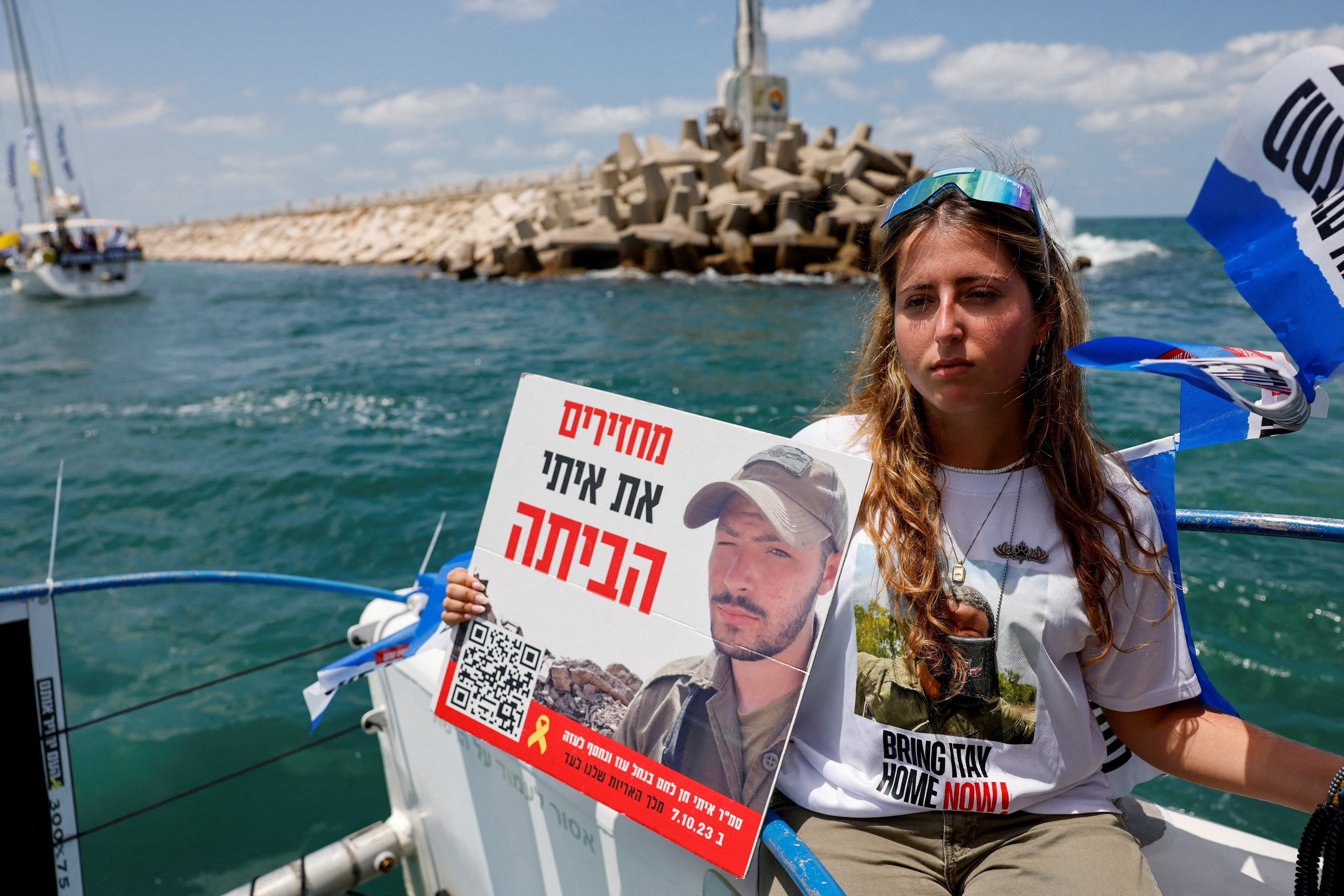 Svojci izraelskih talcev izpluli proti Gazi s sporočili upanja