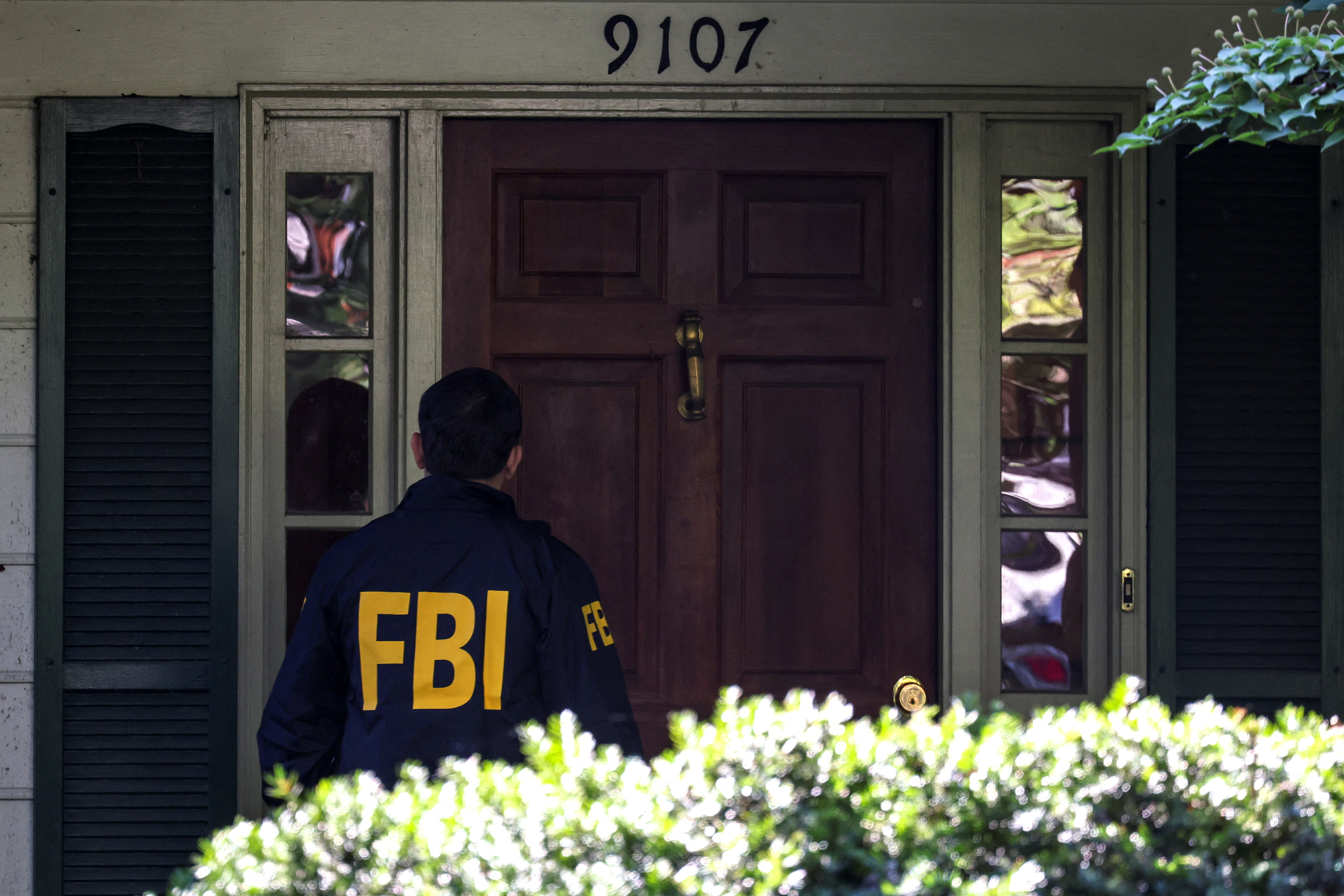 Agenti FBI preiskujejo dom Johna Boltona