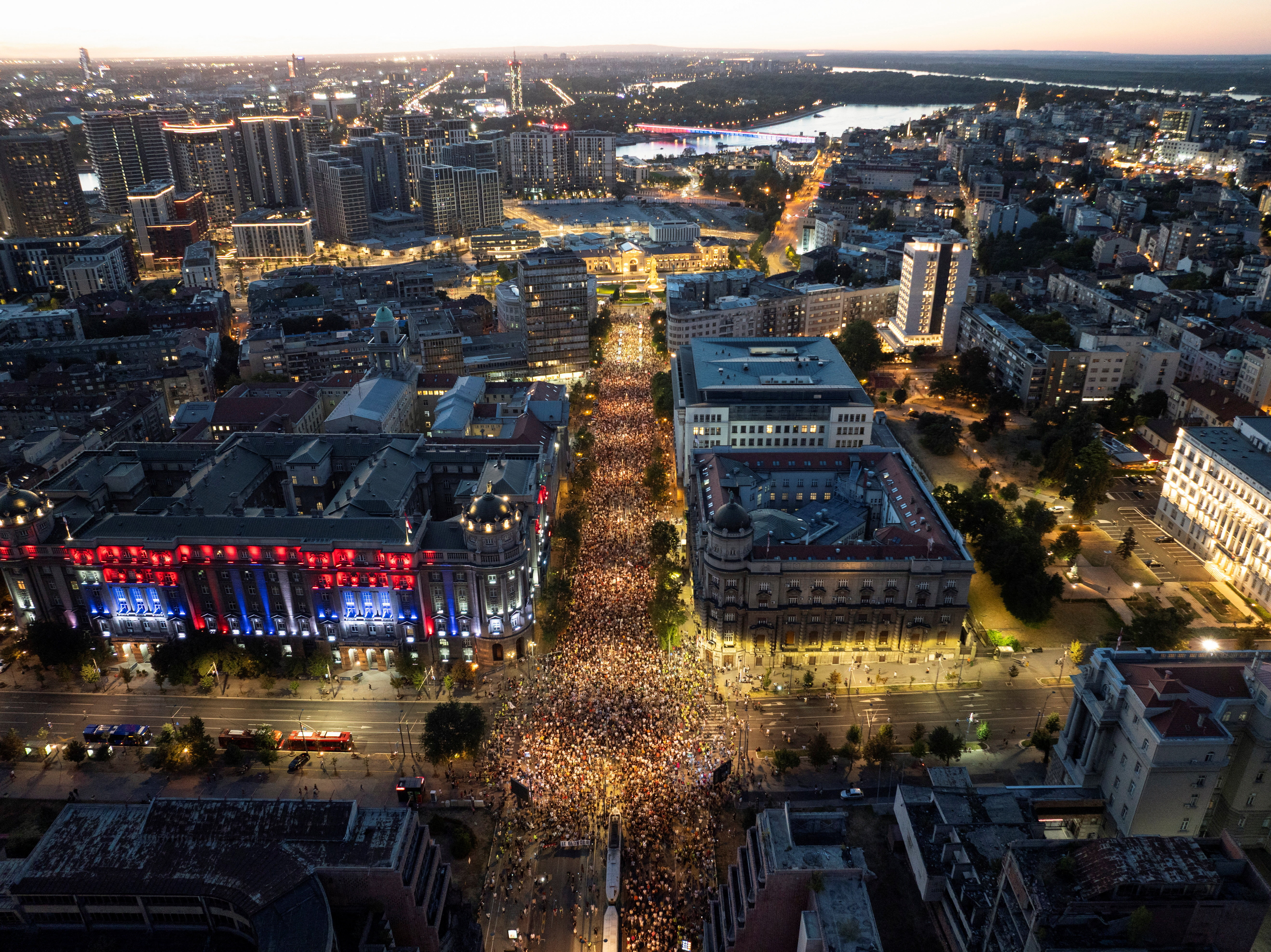 Protest in komemoracija v Beogradu ob obletnici zrušenja nadstreška v Novem Sadu