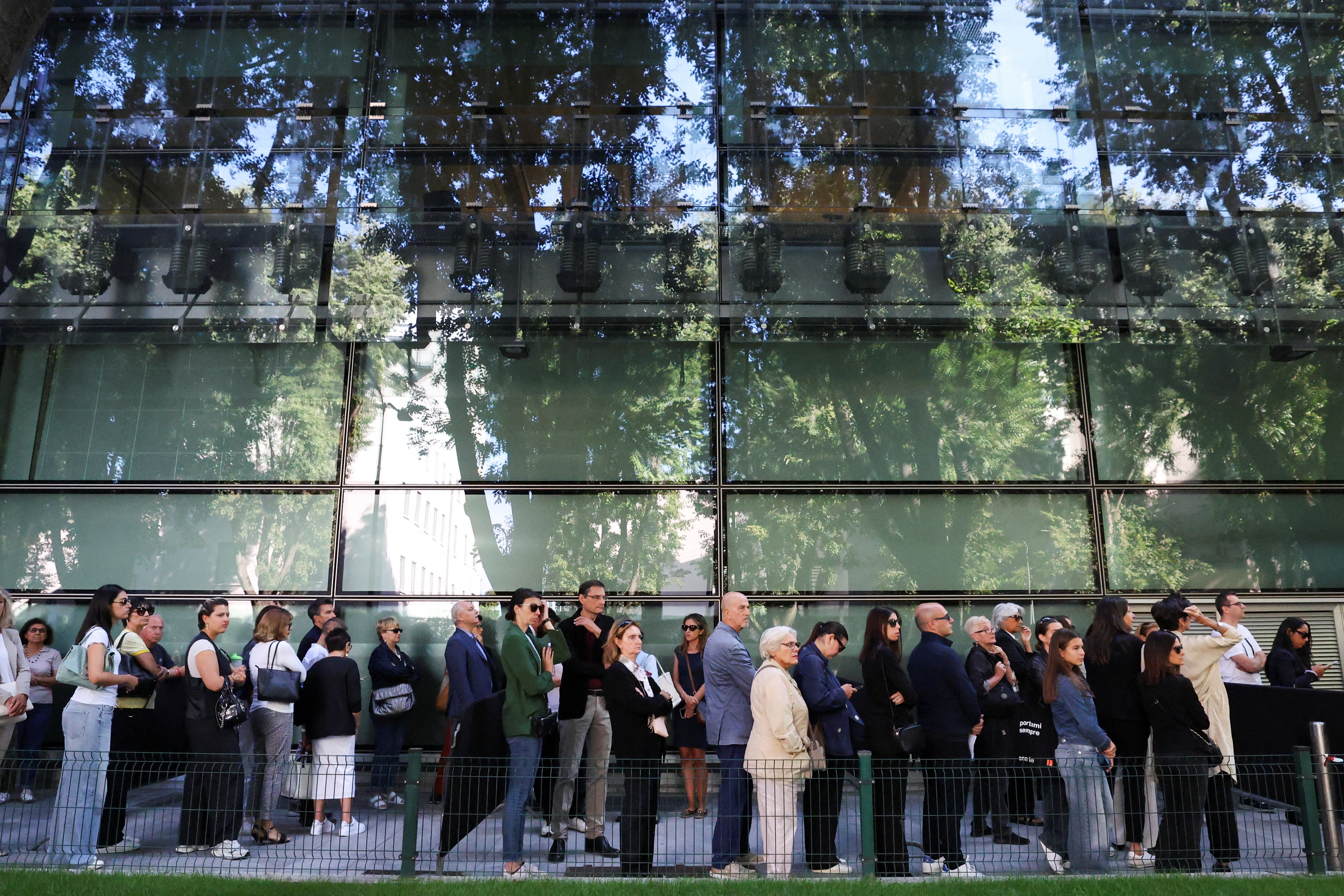 Več tisoč ljudi se je prišlo posloviti od Giorgia Armanija