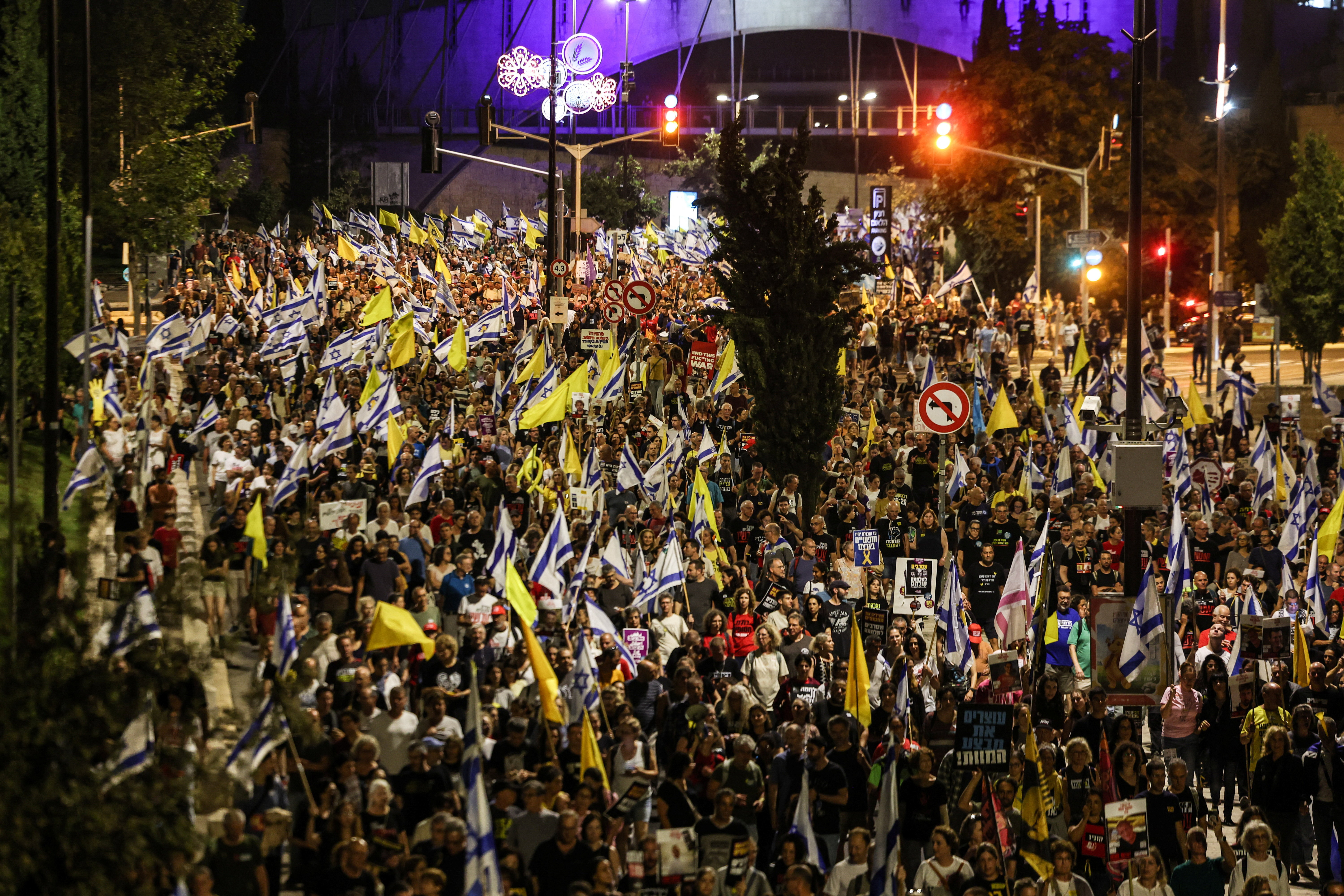 Demonstracije v Jeruzalemu za dogovor o izpustitvi talcev in konec vojne v Gazi