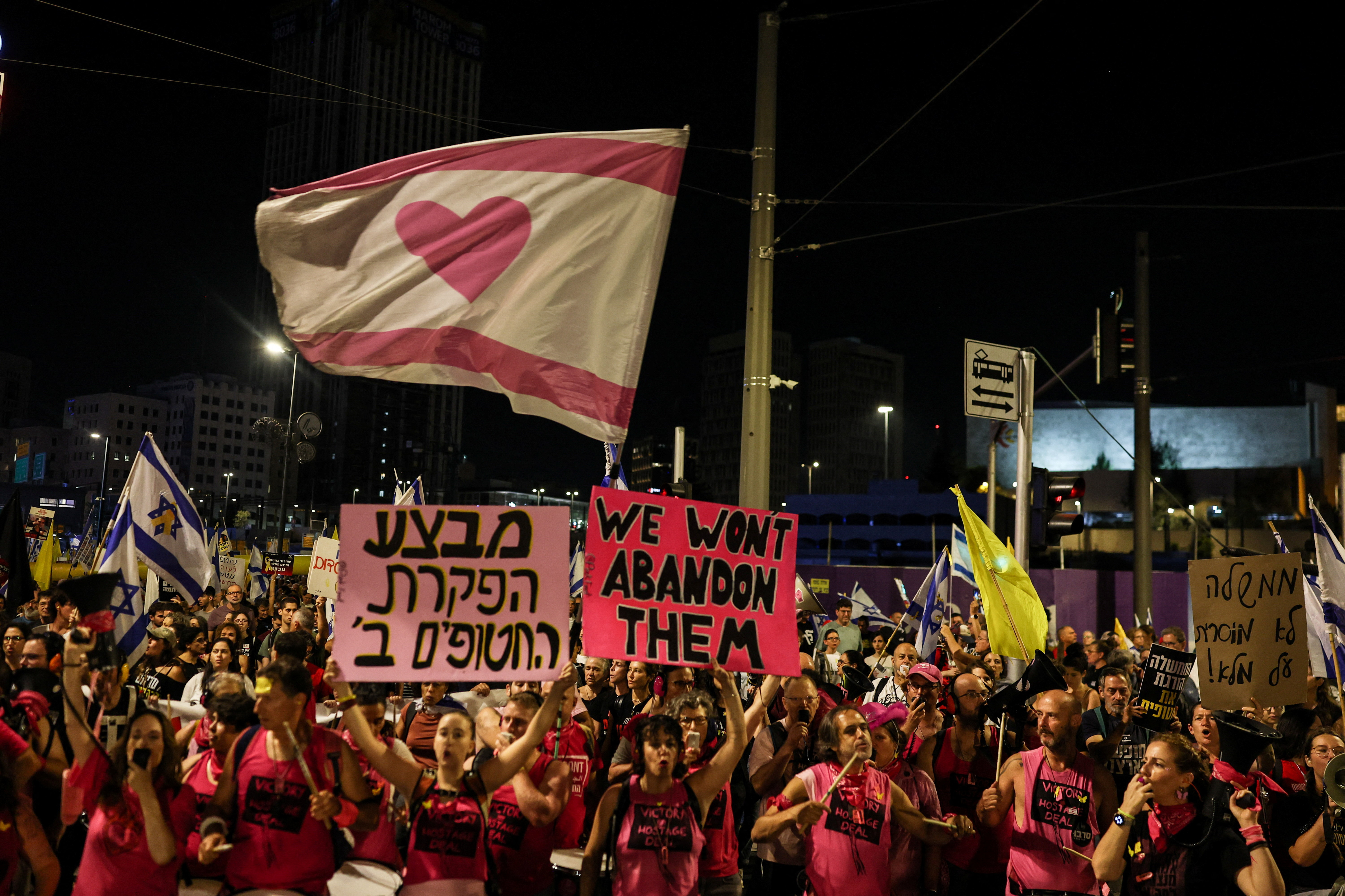 Demonstracije v Jeruzalemu za dogovor o izpustitvi talcev in konec vojne v Gazi