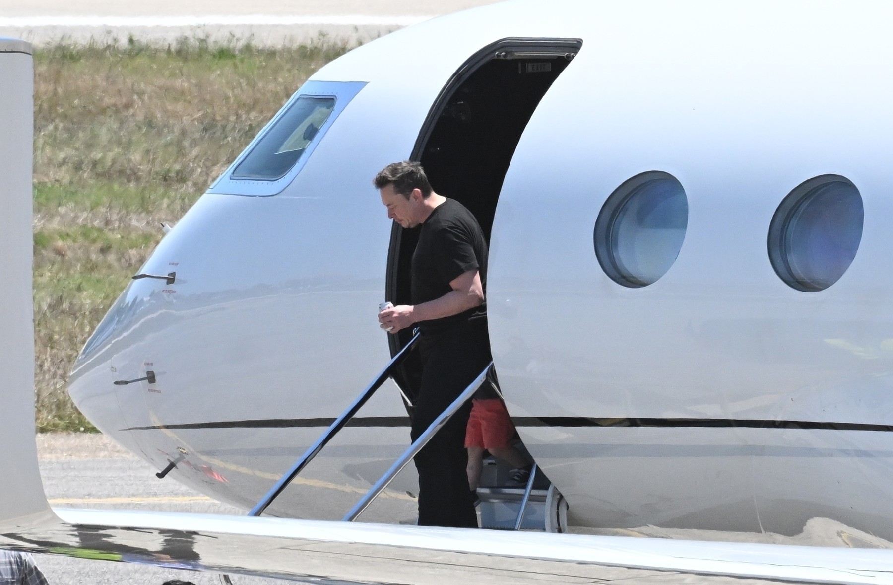 Elon Musk izstopa iz letala Gulfstream G650 v Lizboni Foto PROFIMEDIA