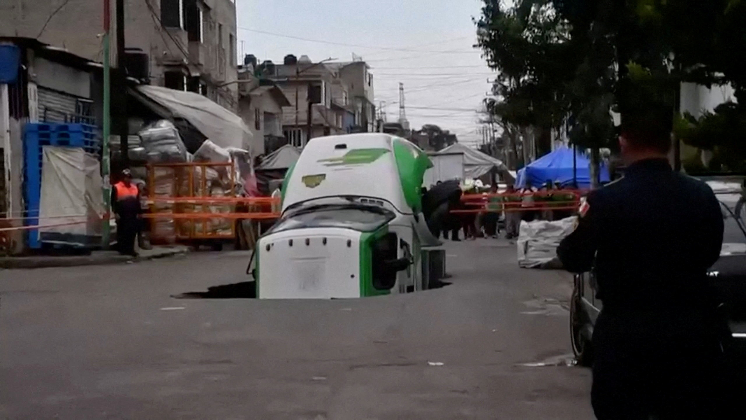 V Mehiki so se udrla tla in pogoltnila tovornjak