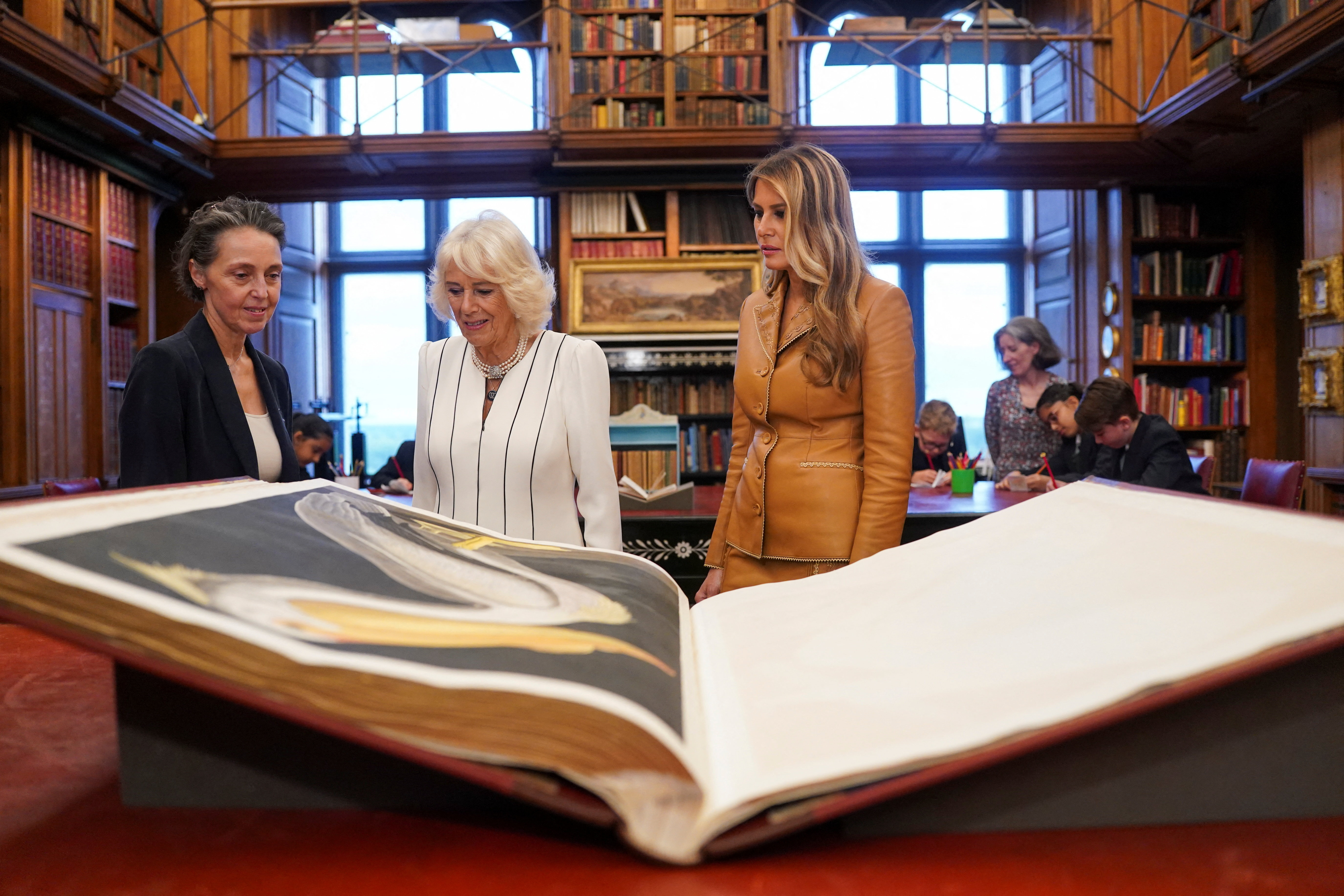 Melania Trump in kraljica soproga Camilla na ogledu kraljeve knjižnice v gradu Windsor