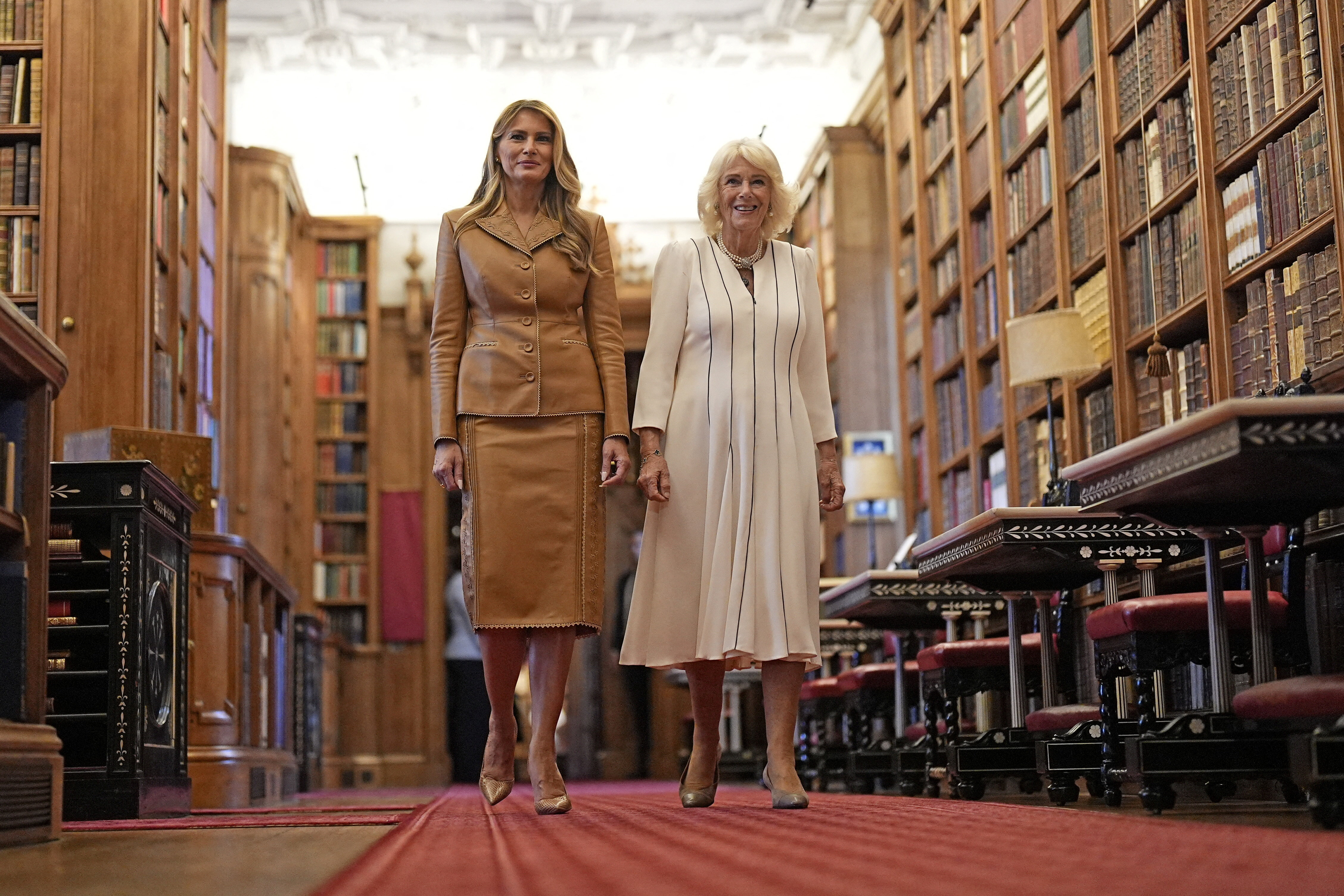Melania Trump in kraljica soproga Camilla na ogledu kraljeve knjižnice v gradu Windsor