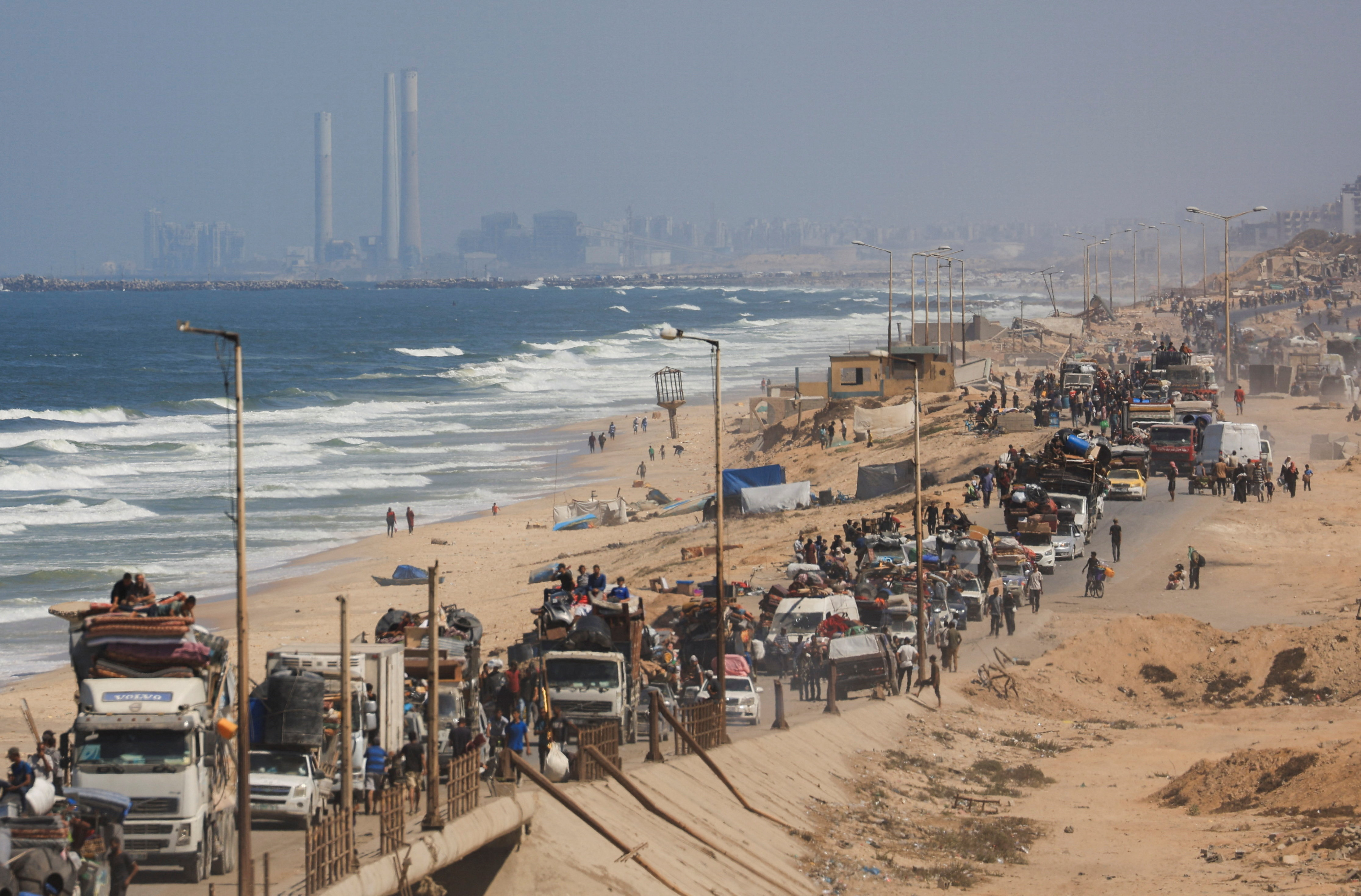 Dolga kolona bežečih Palestincev iz Gaze