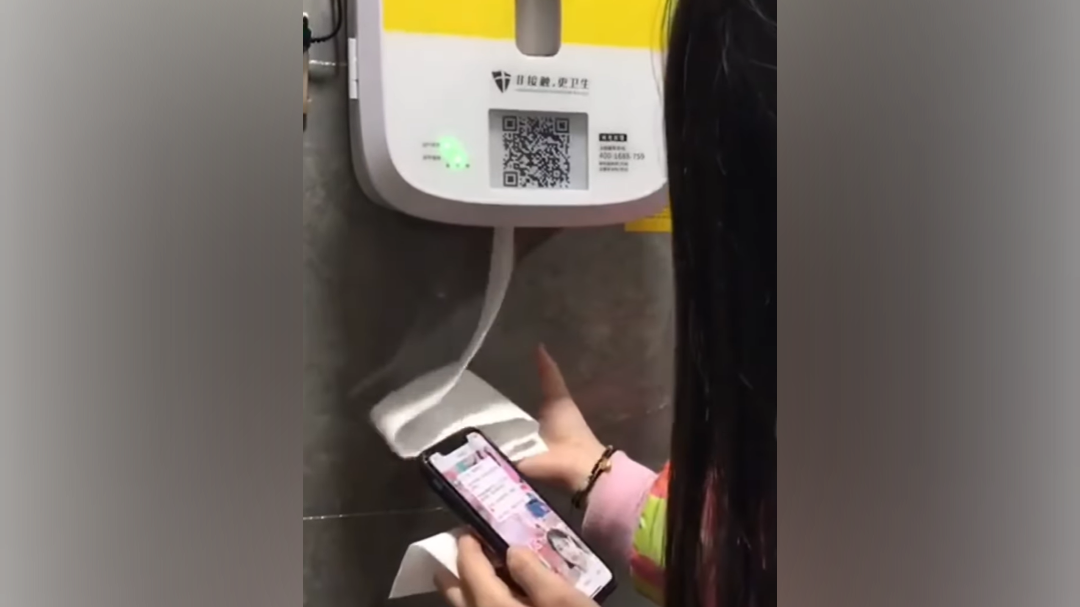 Kitajska WC toaletni papir  avtomat Foto Zajem zaslona INSTAGRAM