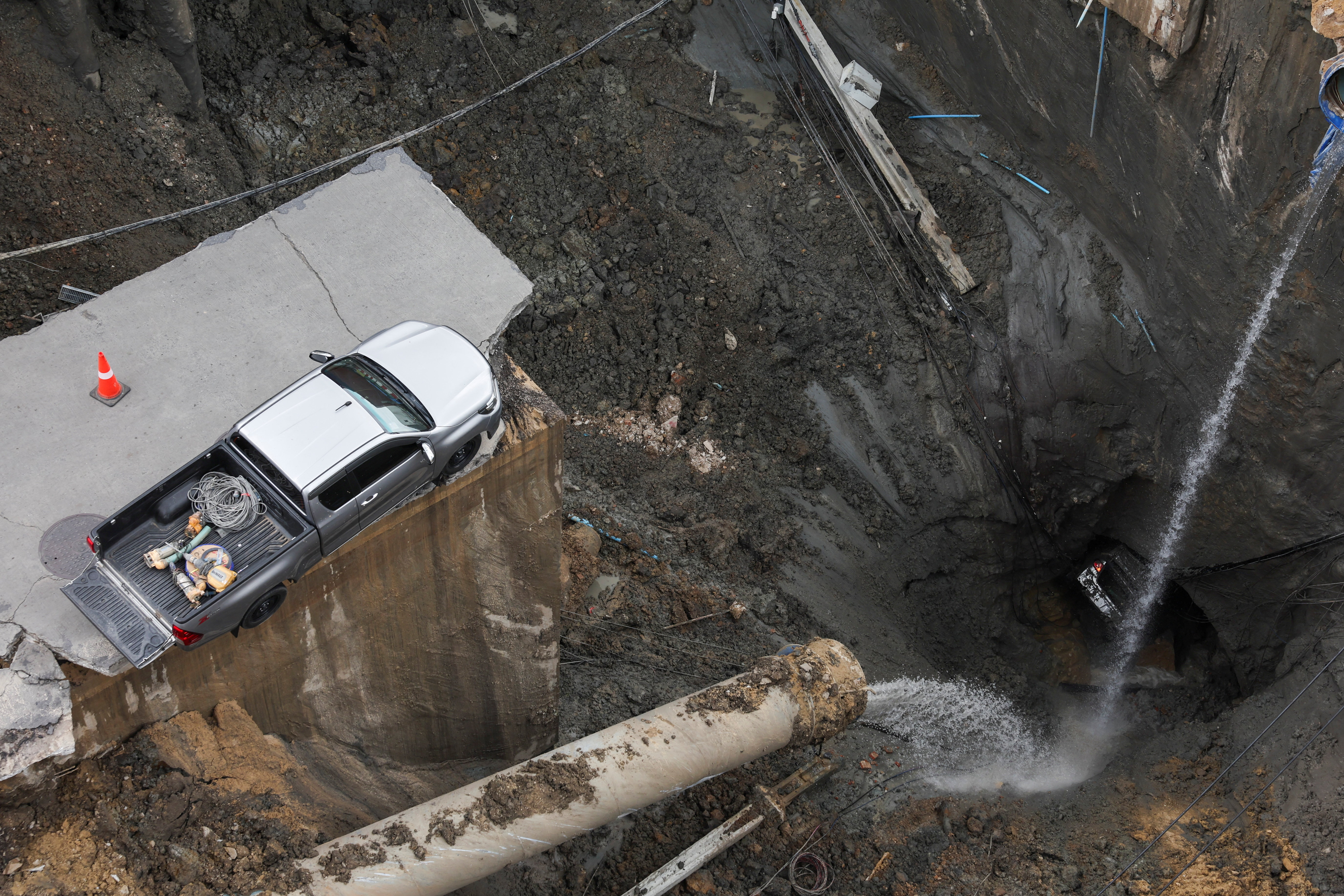 Luknja v tleh v Bangkoku
