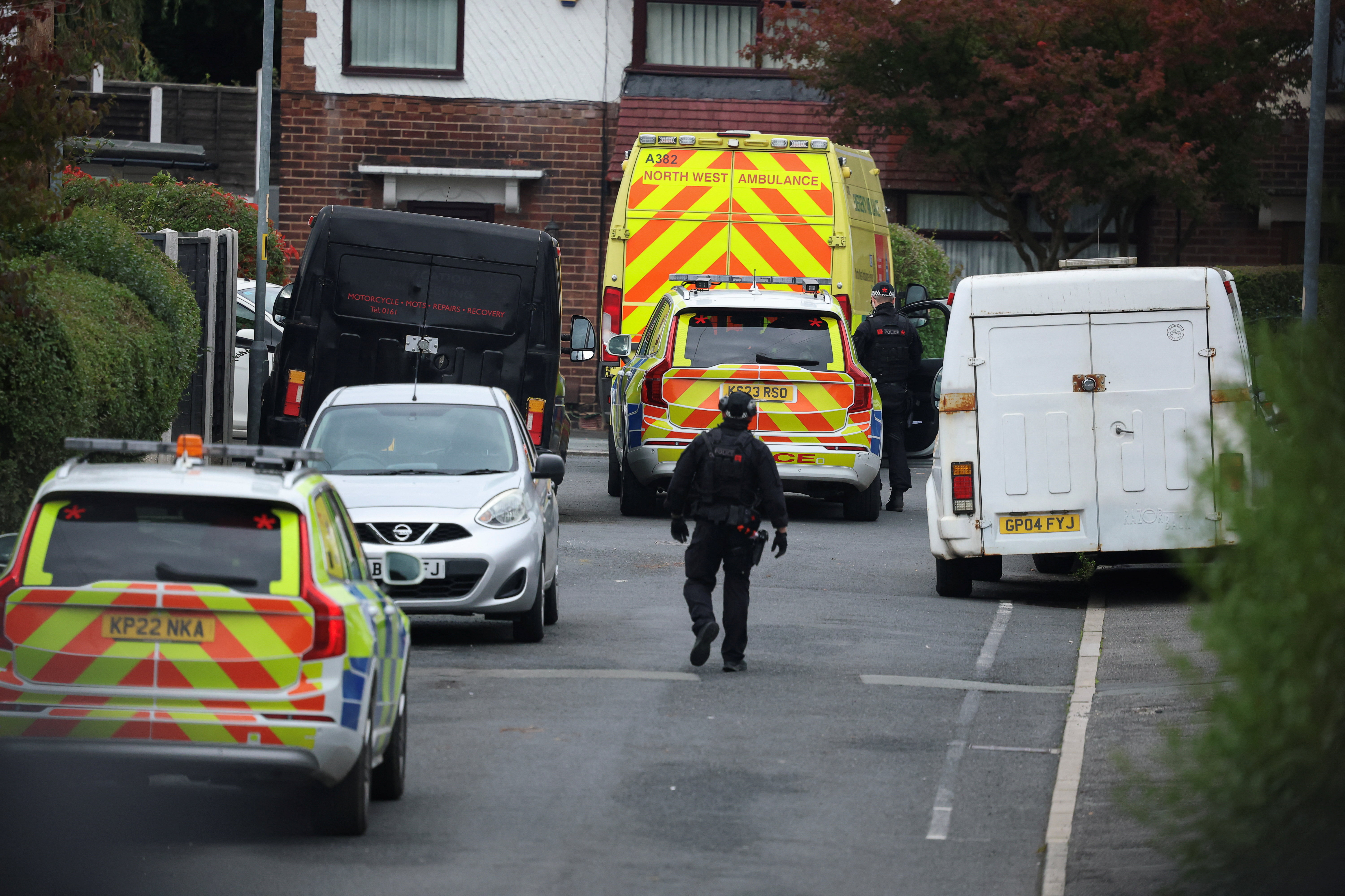 Policija in reševalci pred sinagogo v Manchestru po napadu