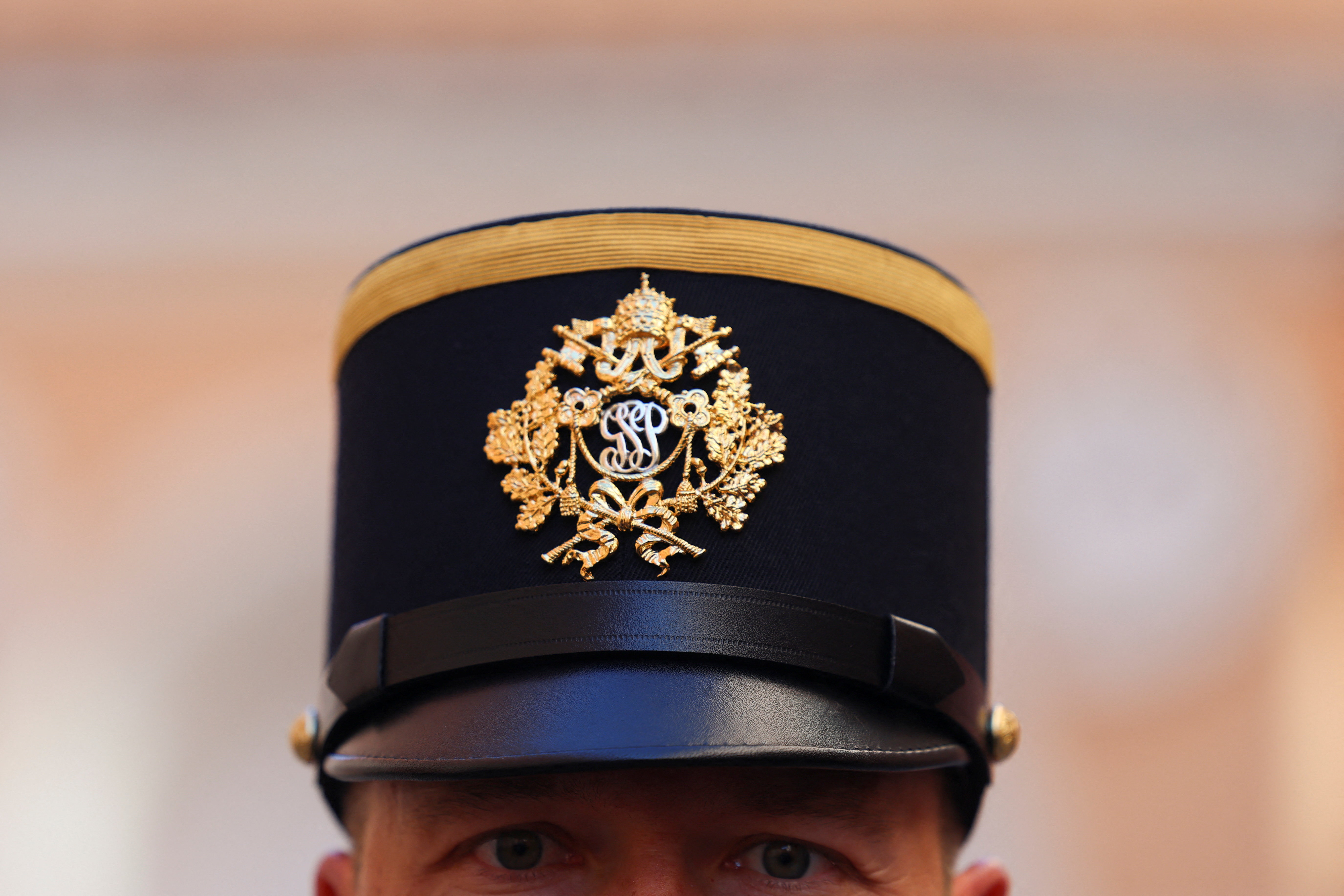 Švicarska garda v Vatikanu je razkrila novo uniformo, namenjeno le izbranim pripadnikom