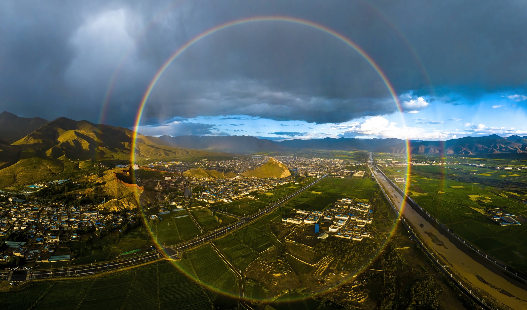 mavrica nad mestom Šigatse na Kitajskem Foto PROFIMEDIA