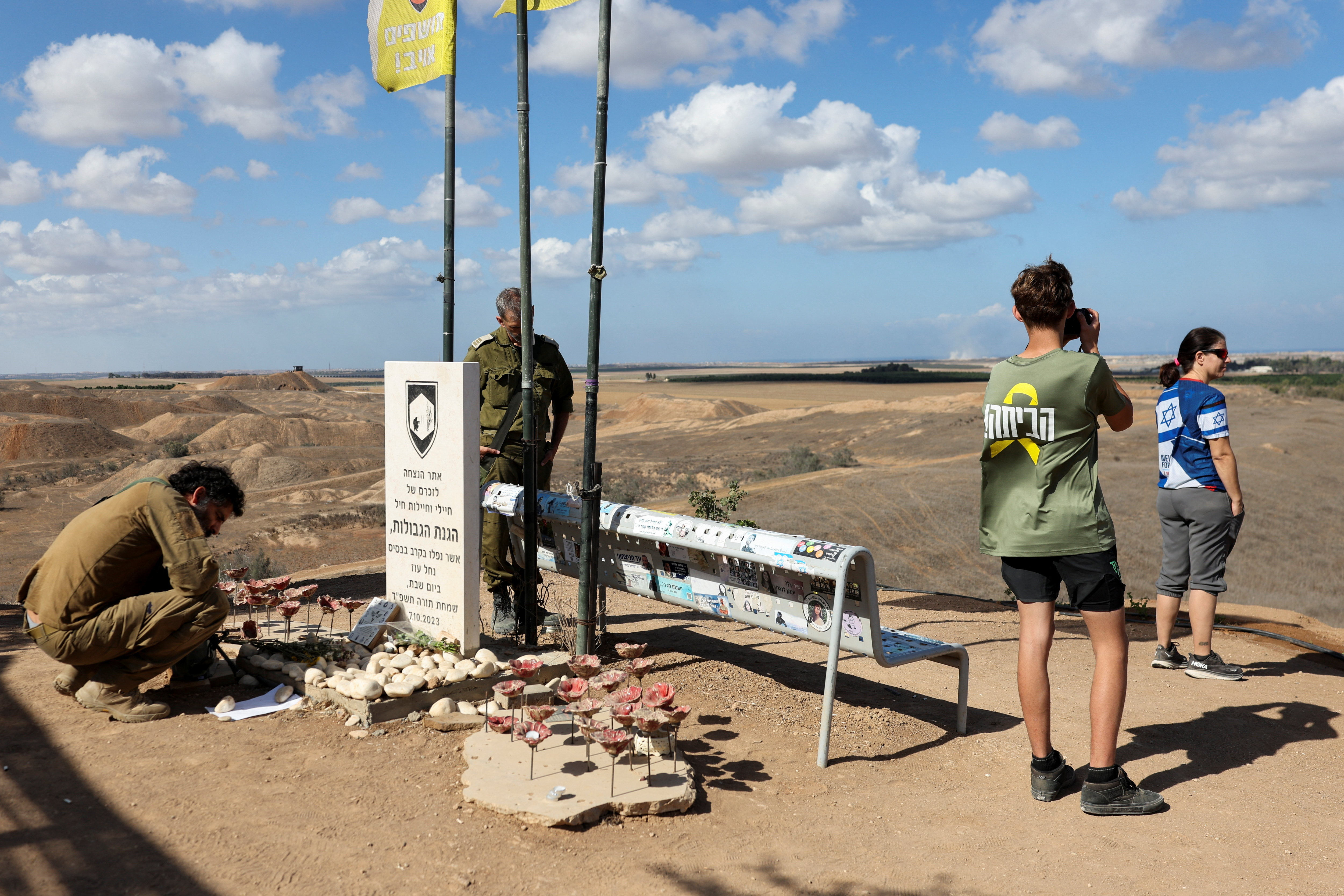 Spomenik padlim vojakom v Izraelu, v ozadju Gaza