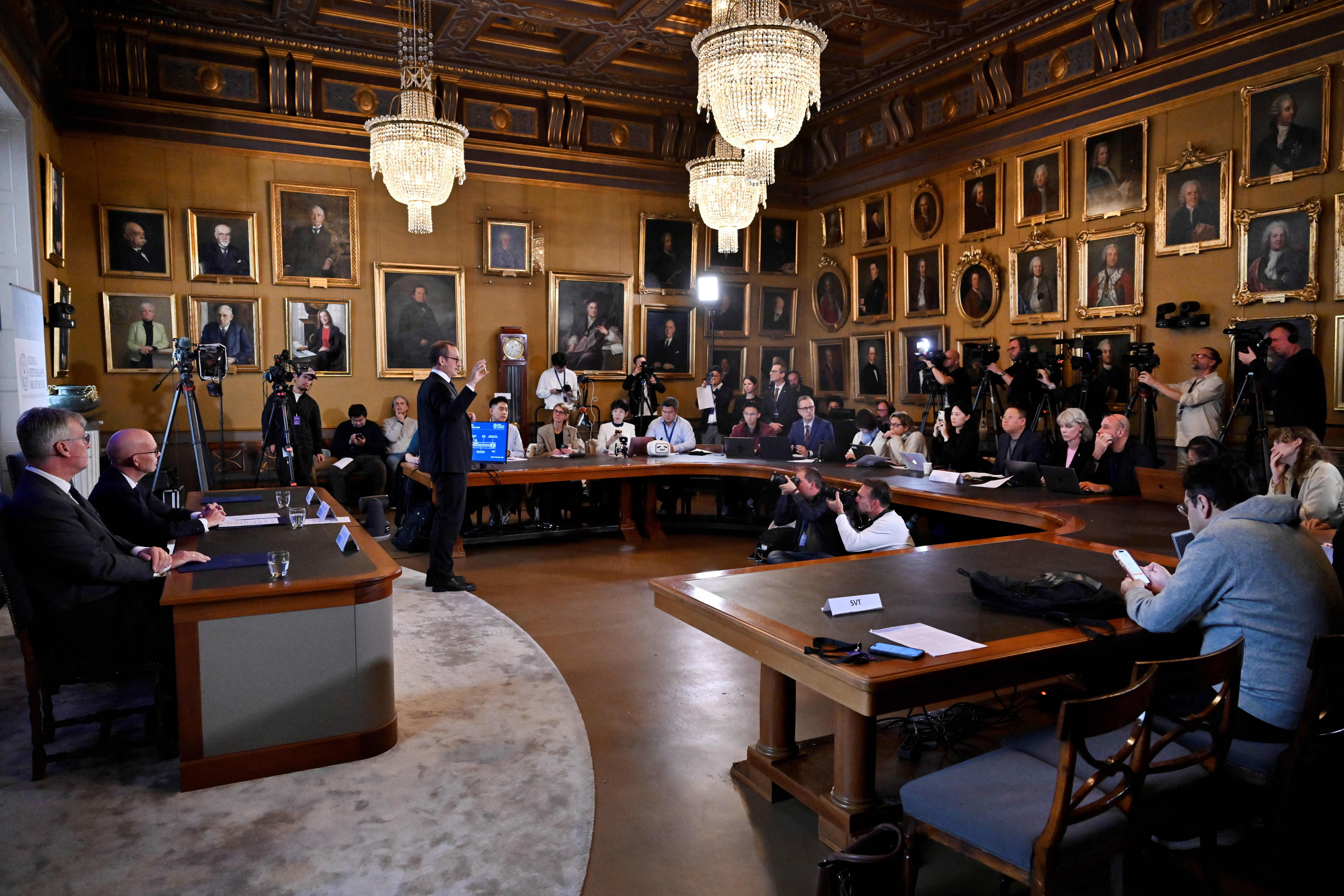 Na novinarski konferenci 7. oktobra 2025 v Stockholmu so razglasili, da letošnjo Nobelovo nagrado za fiziko prejmejo John Clarke, Michel H. Devoret in John M. Martinis.